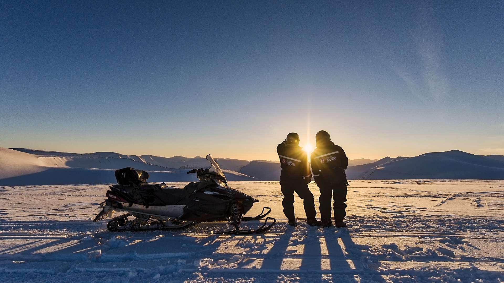 Svalbard barentsburg snescooter maend