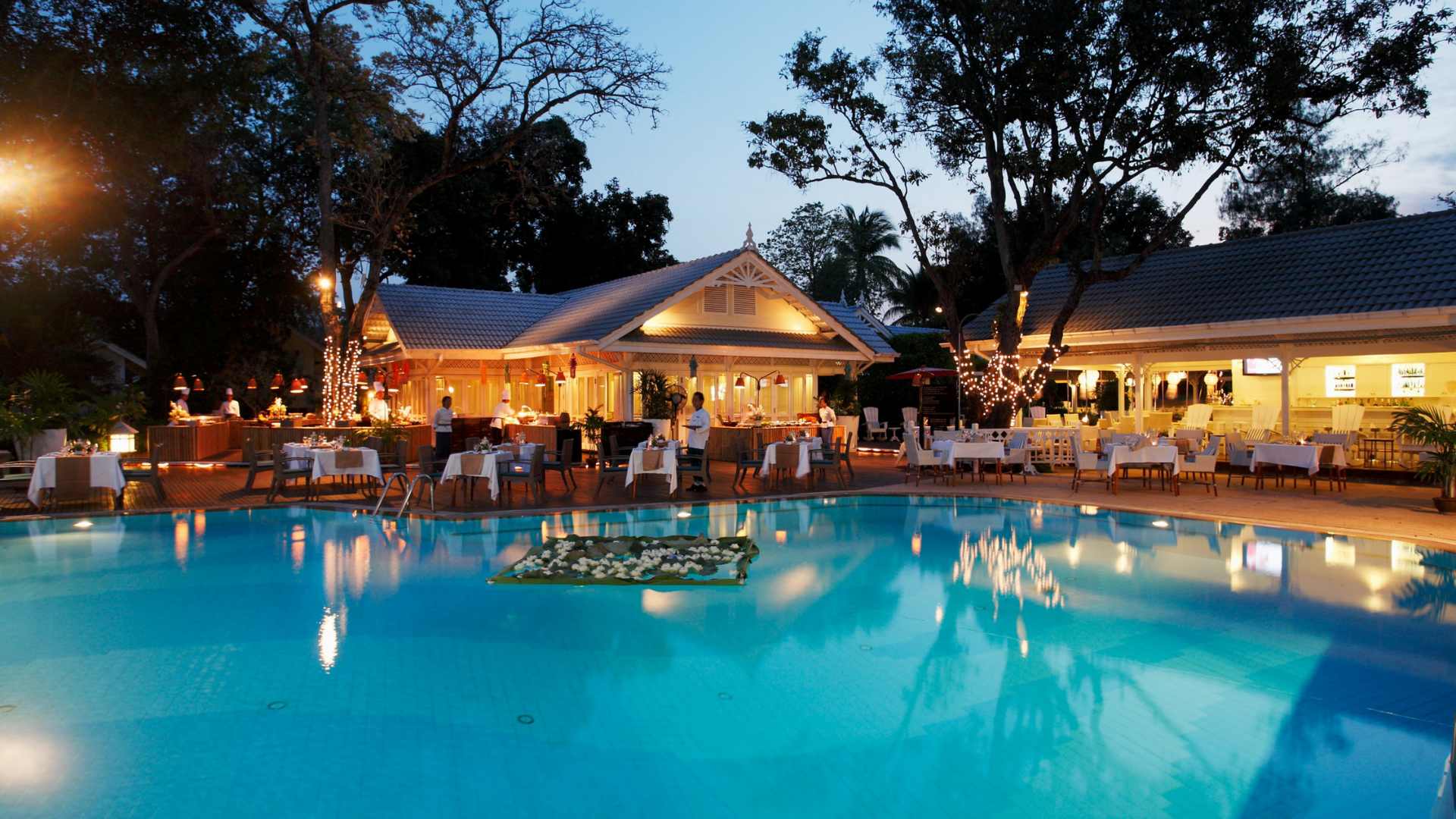 Thailand, Hua Hin, Centara Grand Beach Resort & Villas, Restaurant Evening