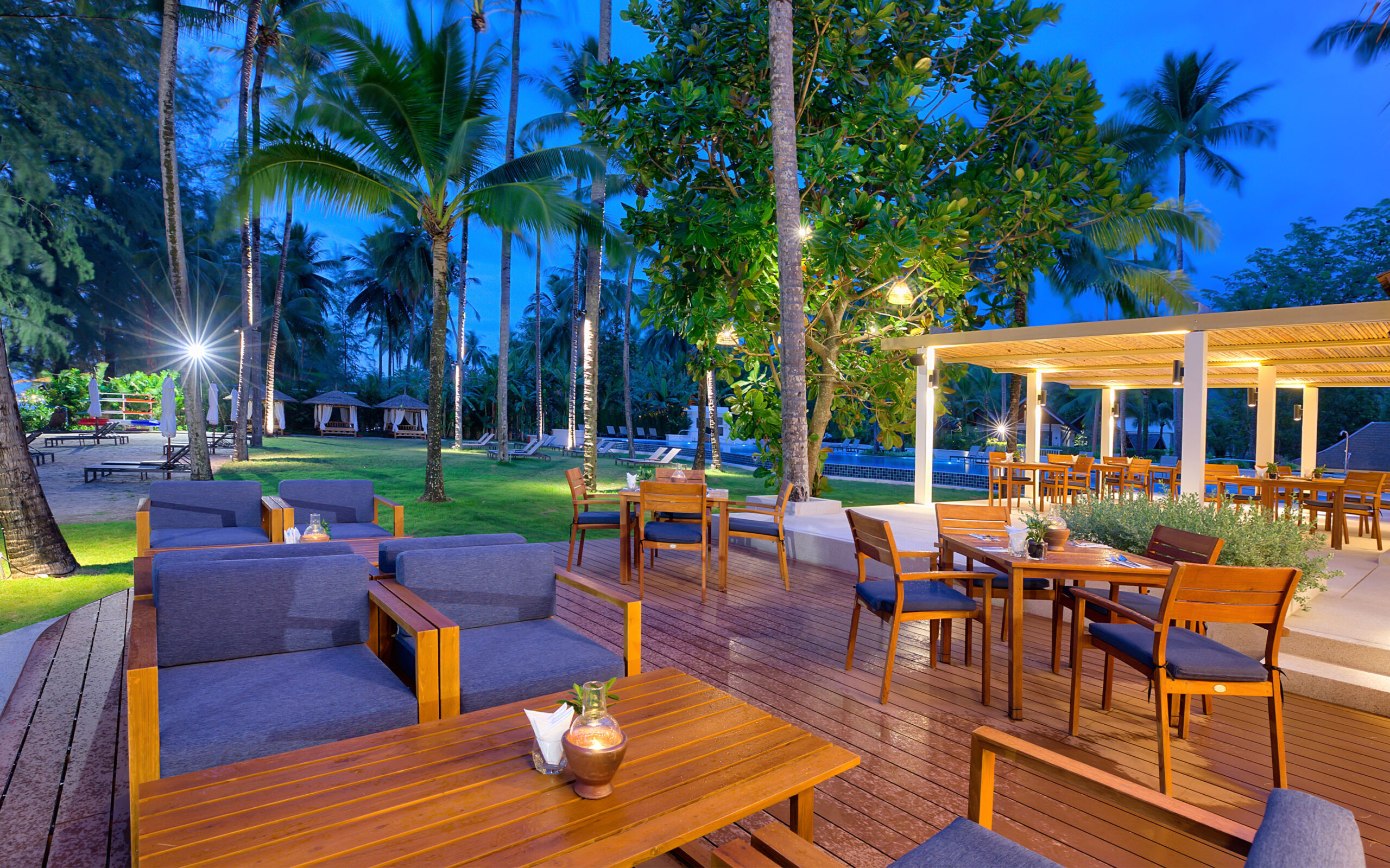 Thailand, Khao Lak, Outrigger Khao Lak Beach Resort, Bar Evening