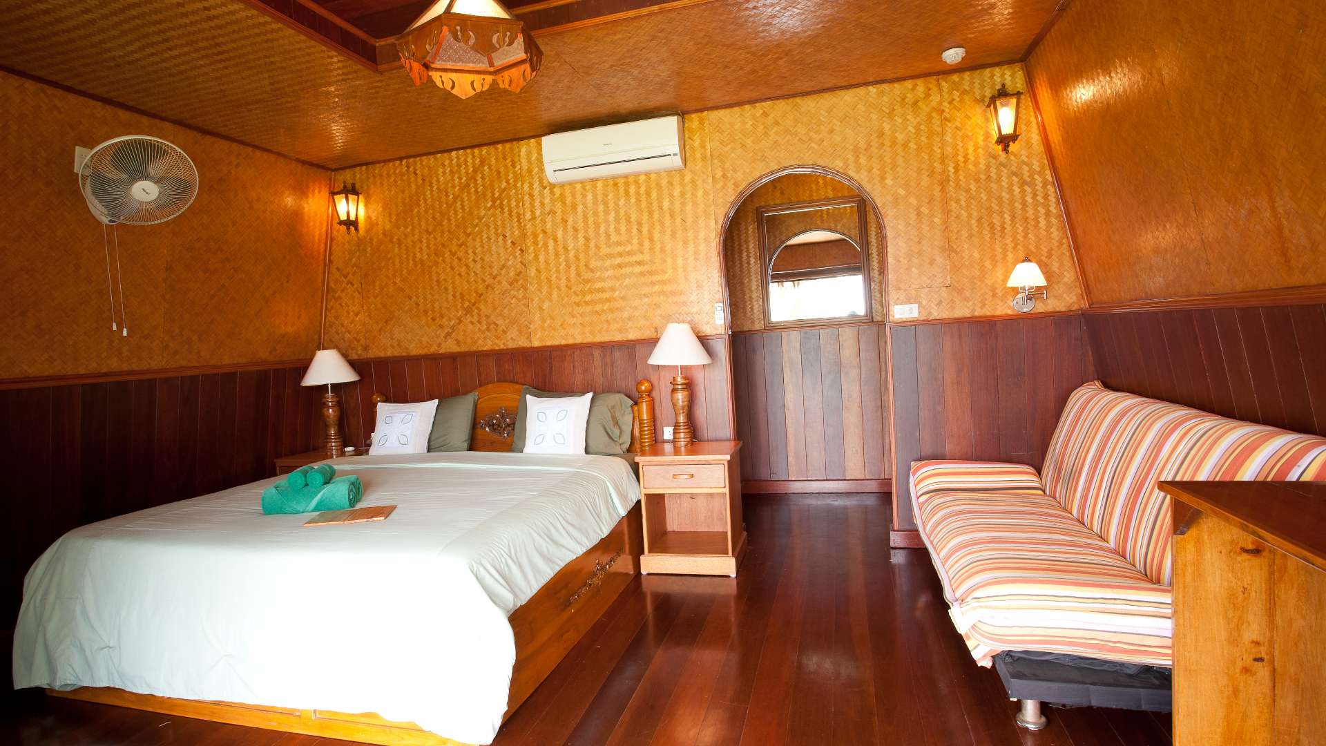 Thailand, Koh Kood, Koh Kood Beach Resort, Bungalow Inside
