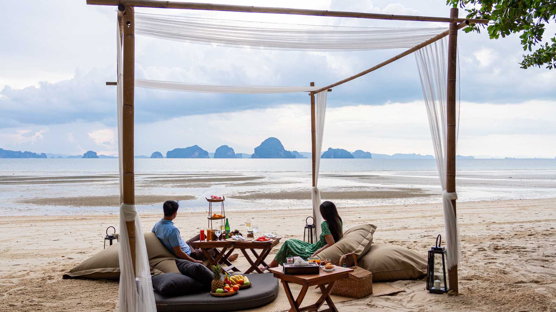 romantisk picnic p&aring; stranden tubkaak resort krabi thailand