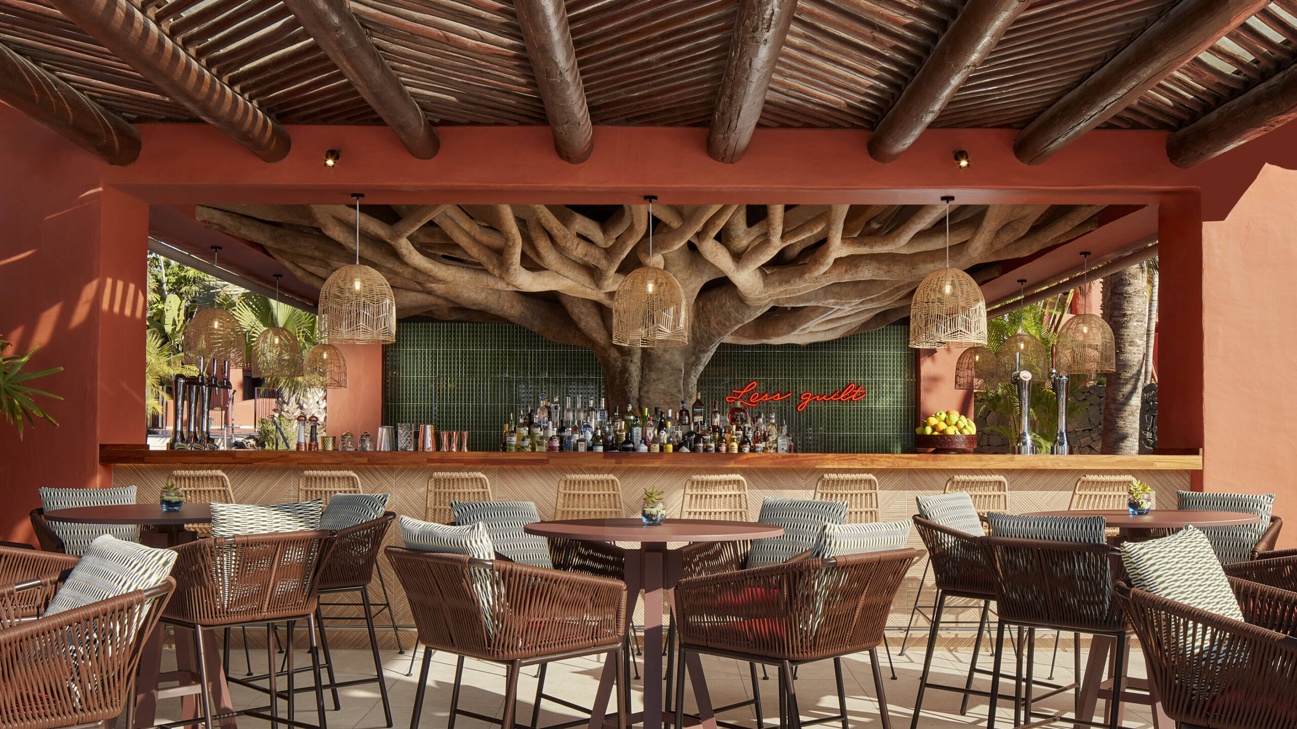 Rejser til Tenerife, Tivoli La Caleta Tenerife Resort, pool bar Guilty by Oliver