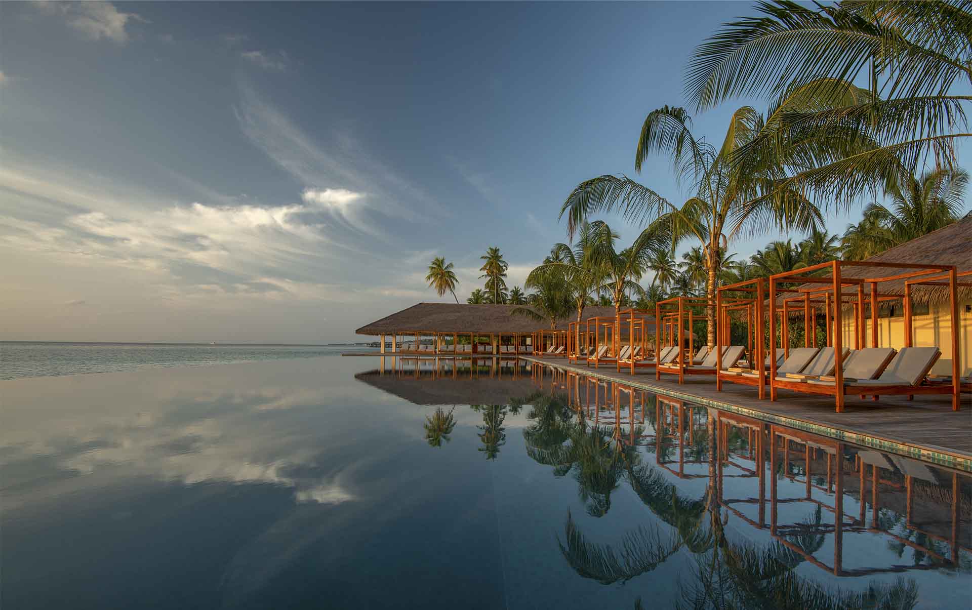Rejser til Maldiverne, The Residence Maldives at Dhigurah, Beach Club ved infinity poolen 