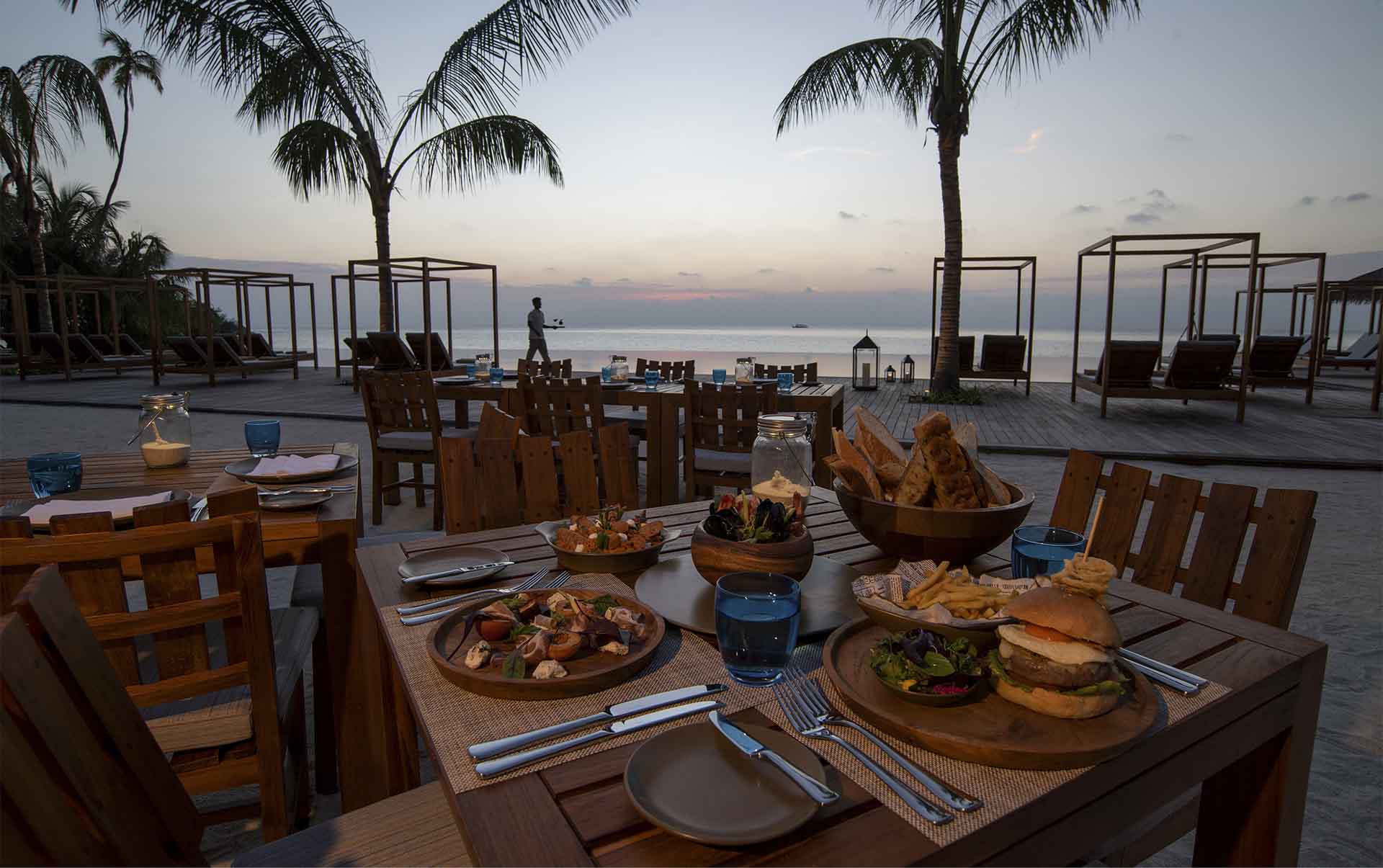 Rejser til Maldiverne, The Residence Maldives at Dhigurah, Bord med udvalgte retter p&aring; Cafe Del Sol