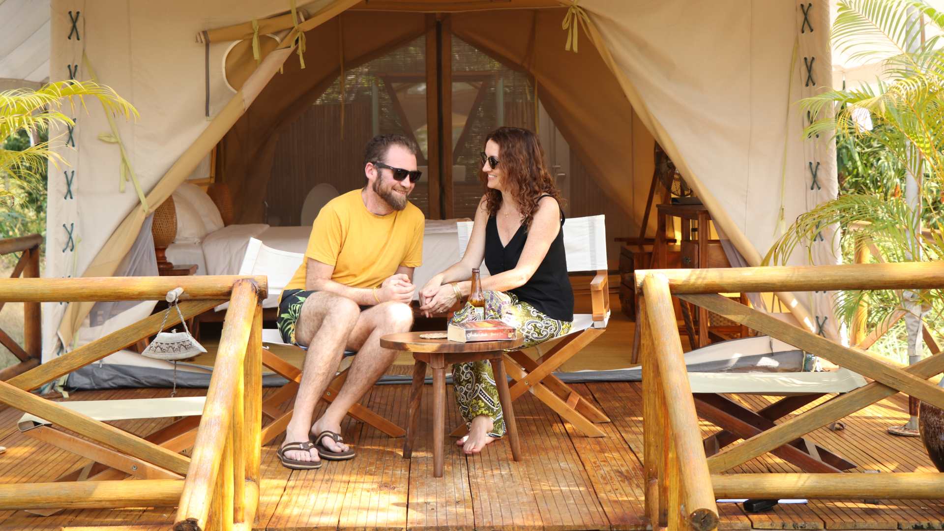 Cambodia, Cardamom Mountains, Cardamom Tented Camp, Par På Veranda