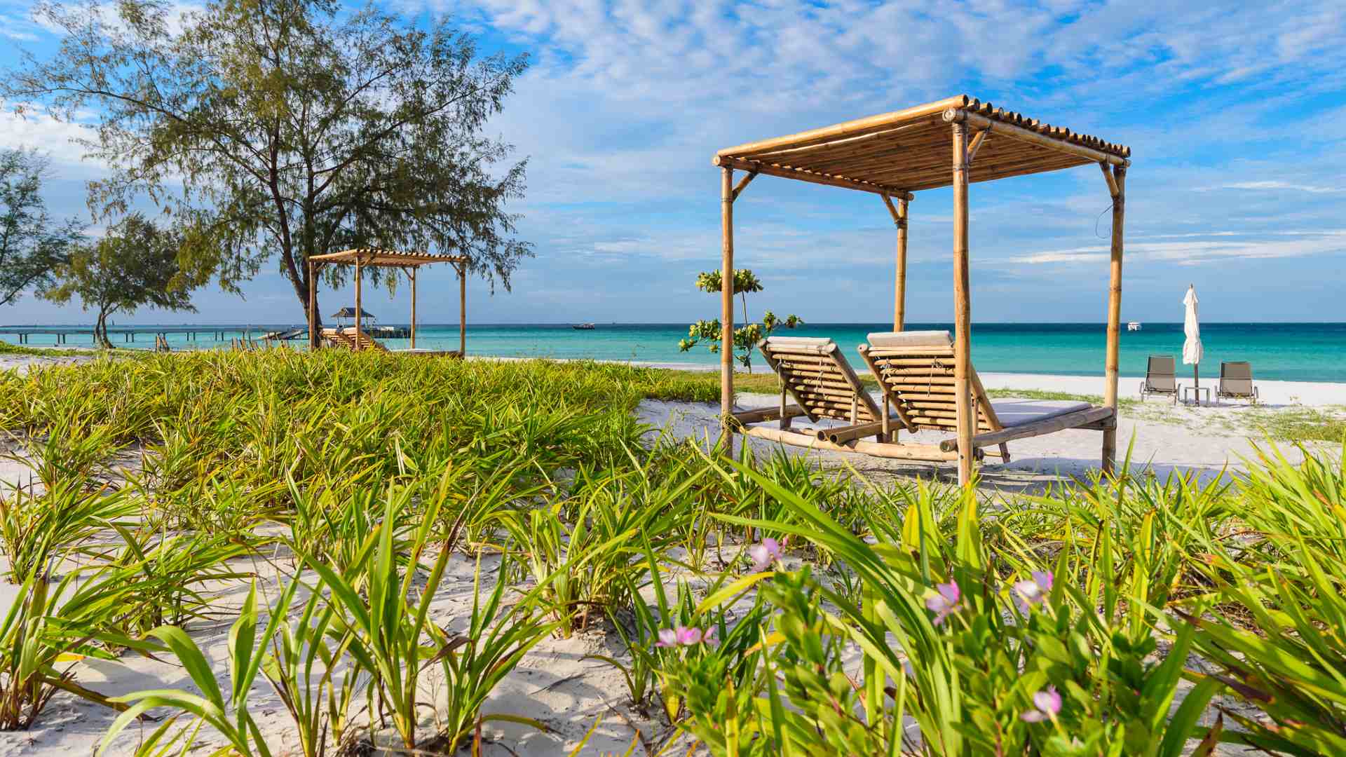 Cambodia, Koh Rong ,The Royal Sands, Stranden med liggestole
