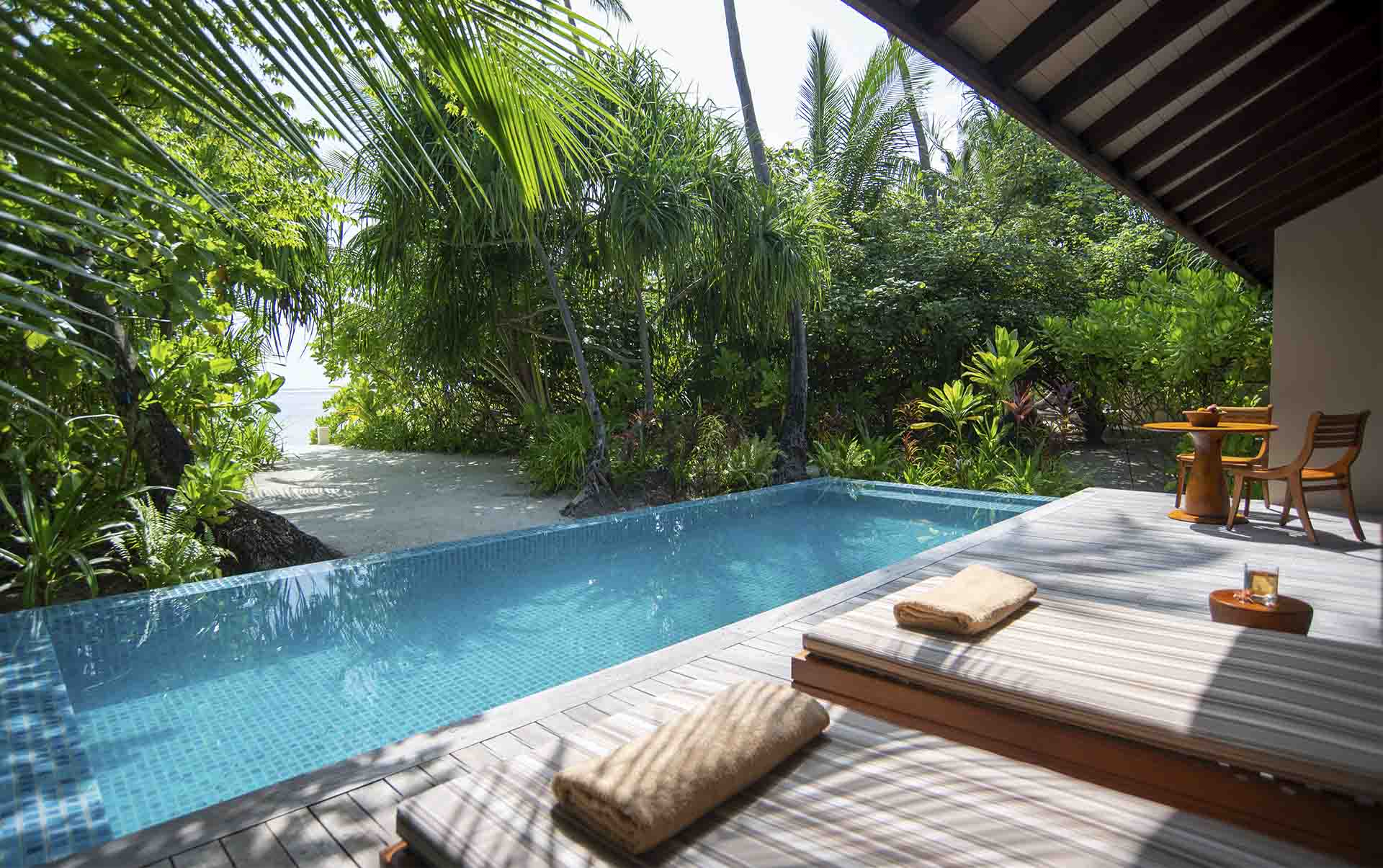 Rejser til Maldiverne, The Residence Maldives at Dhigurah, Pool og terrasse i deluxe beach pool villa