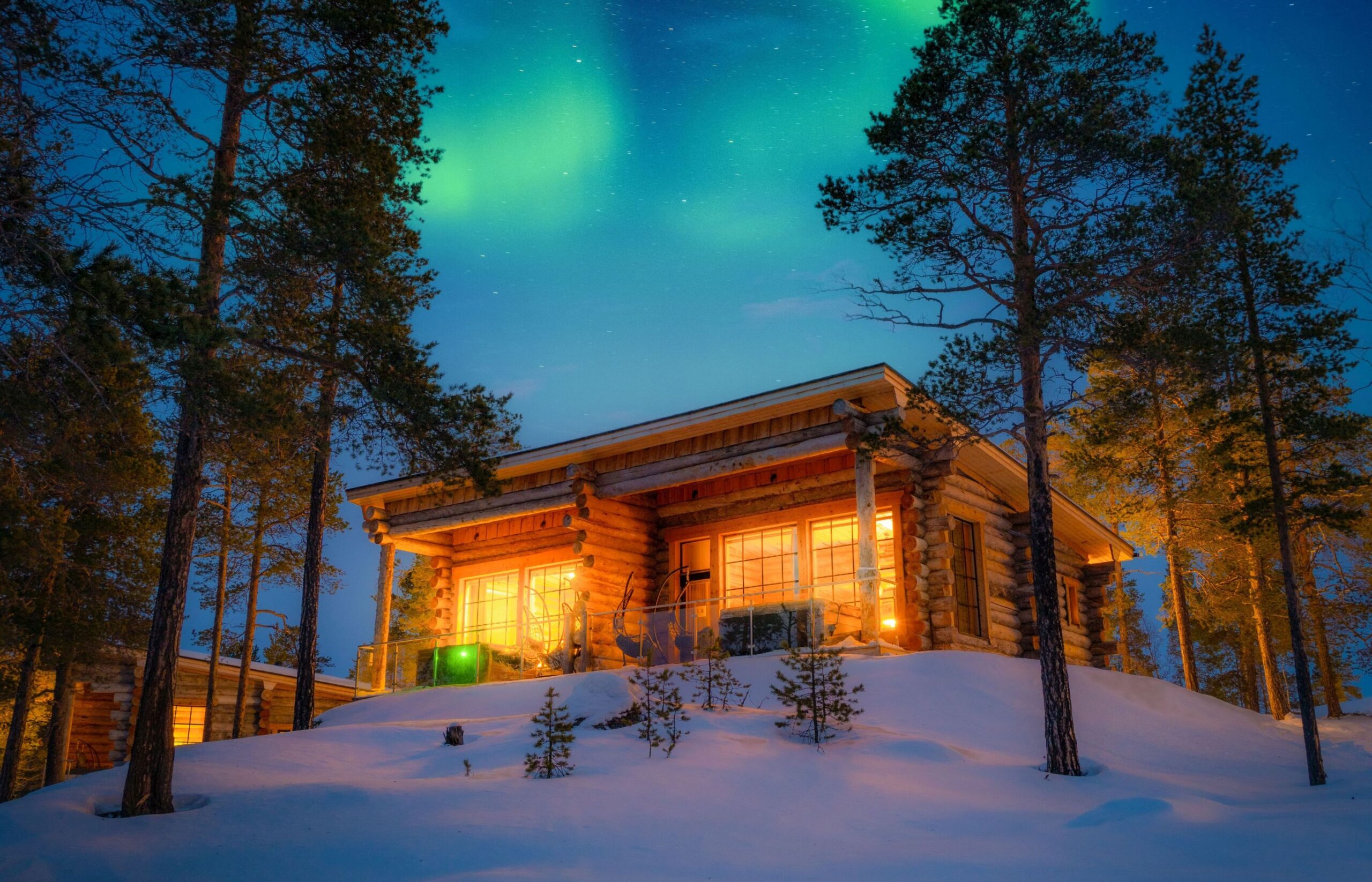 finland Lapland inari hytte traeer scaled nordlys