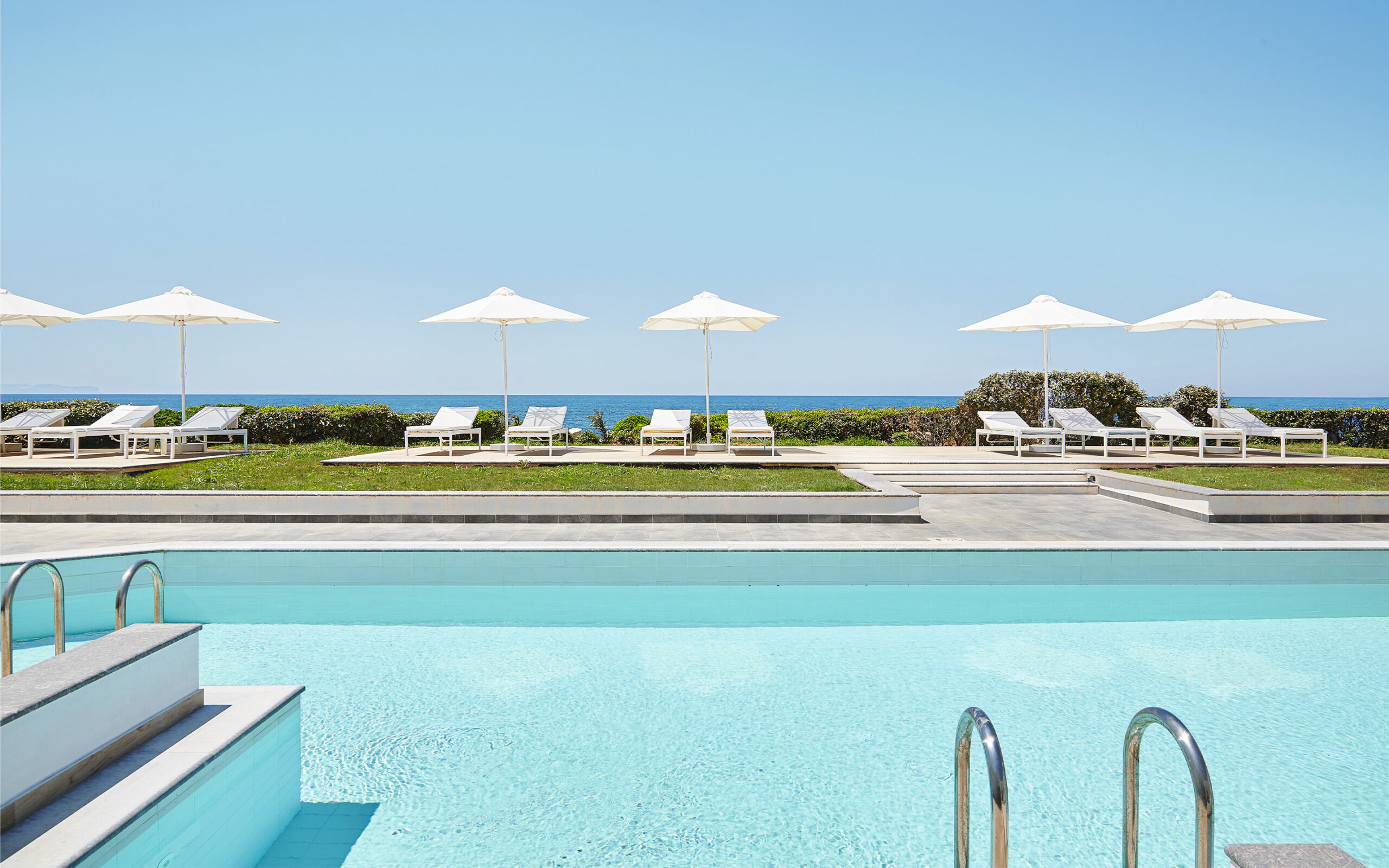 Gr&aelig;kenland, Kreta, Grecotel Lux Me White Palace, Lux Me Swim-Up Bungalow Sea View og delt pool