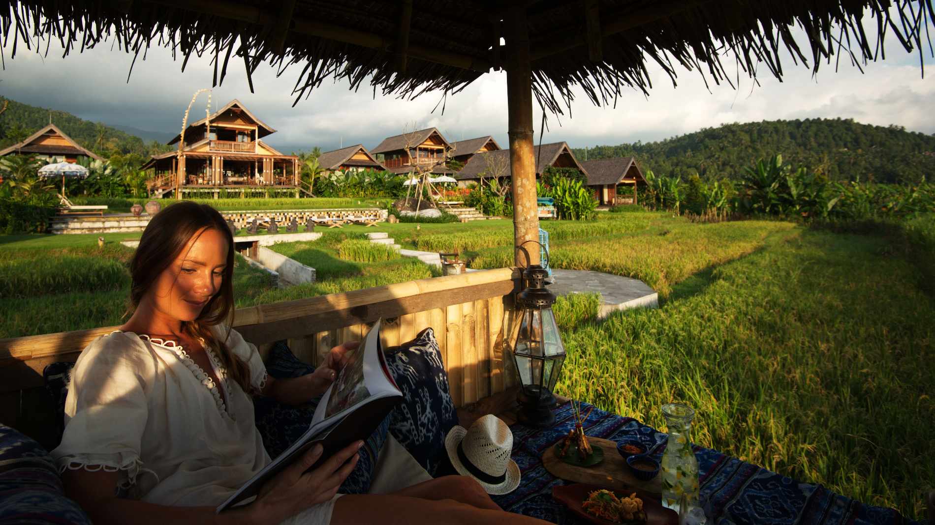 Indonesien, Bali, Munduk, Munduk Retreat Bali, Kvinde Sidder Og L&aelig;ser I Cabbana