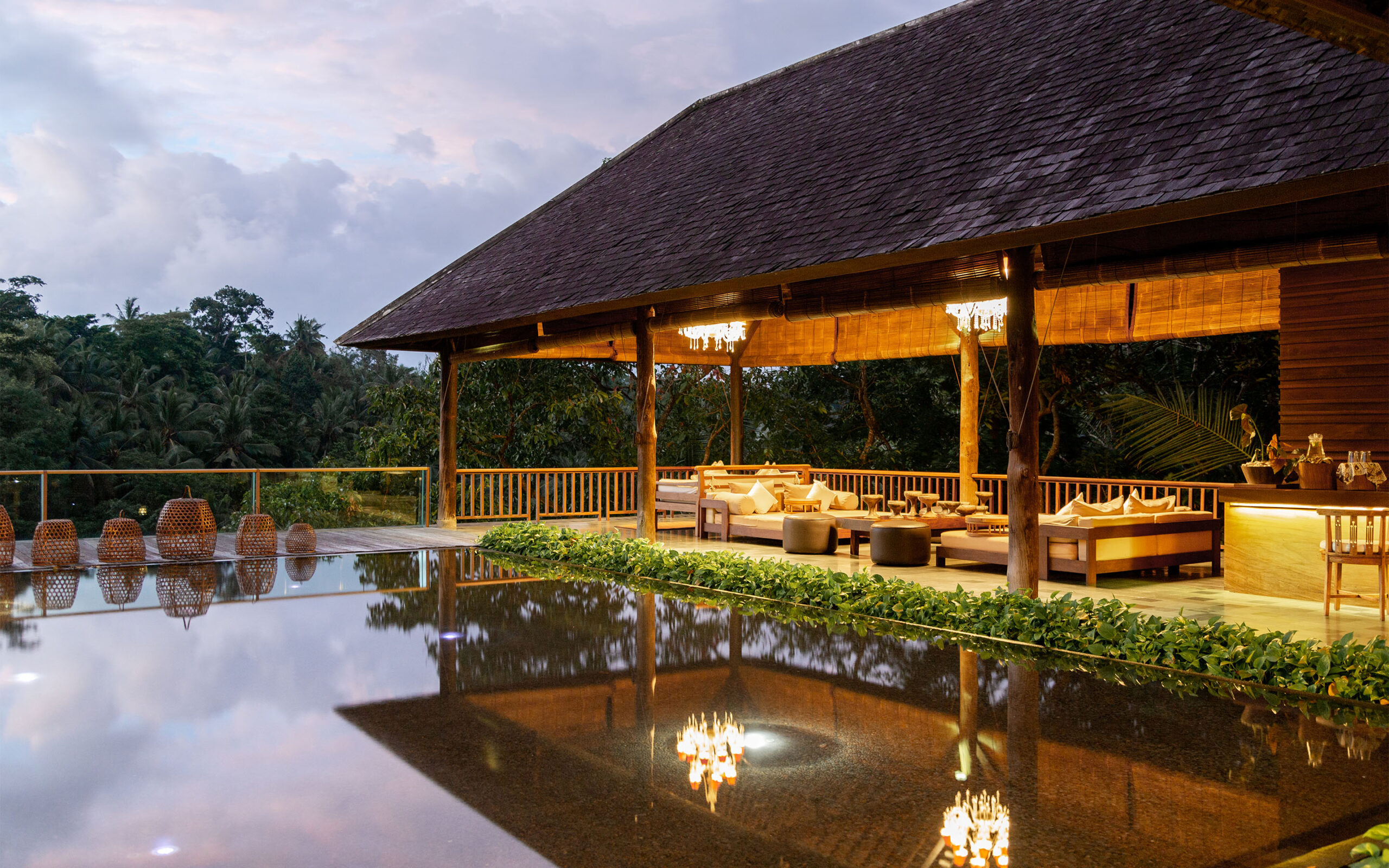 Indonesien, Bali, Ubud, Komaneka Bisma, Bar Area, Evening 