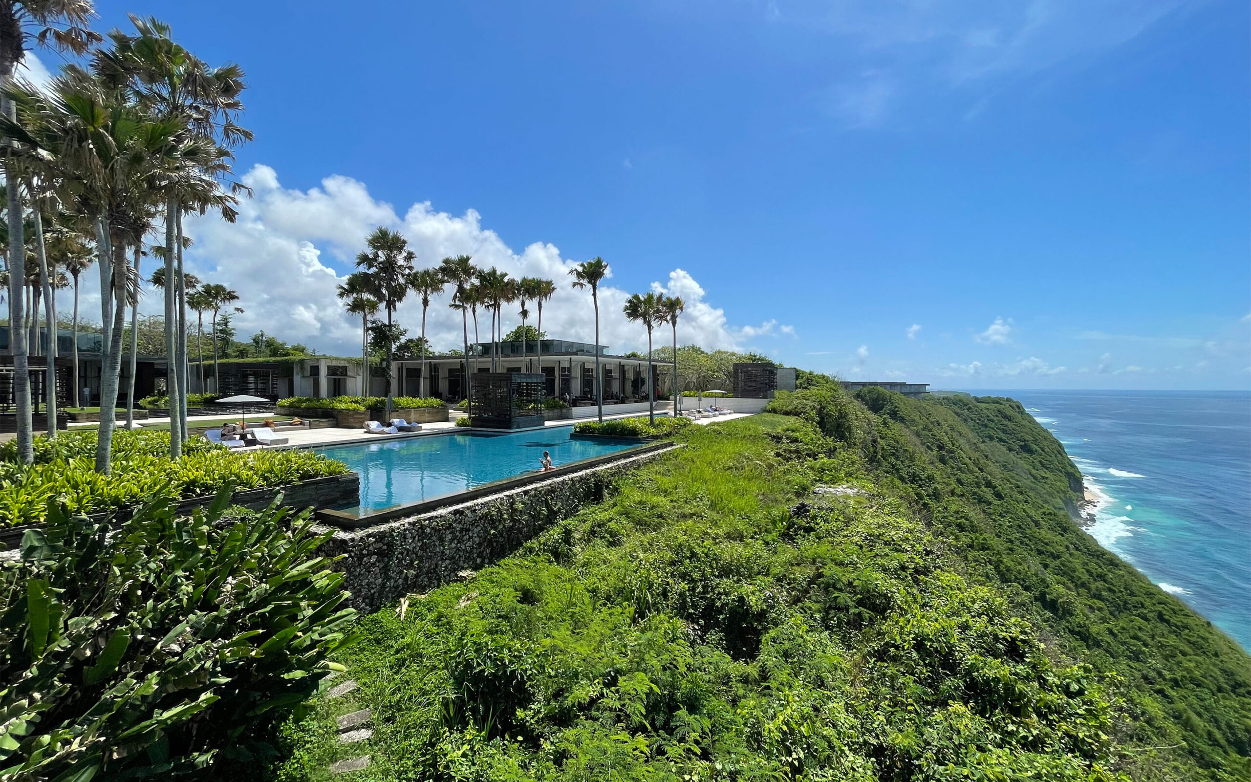 Indonesien Bali uluwatu alila uluwatu pool view from cabana bar scaled