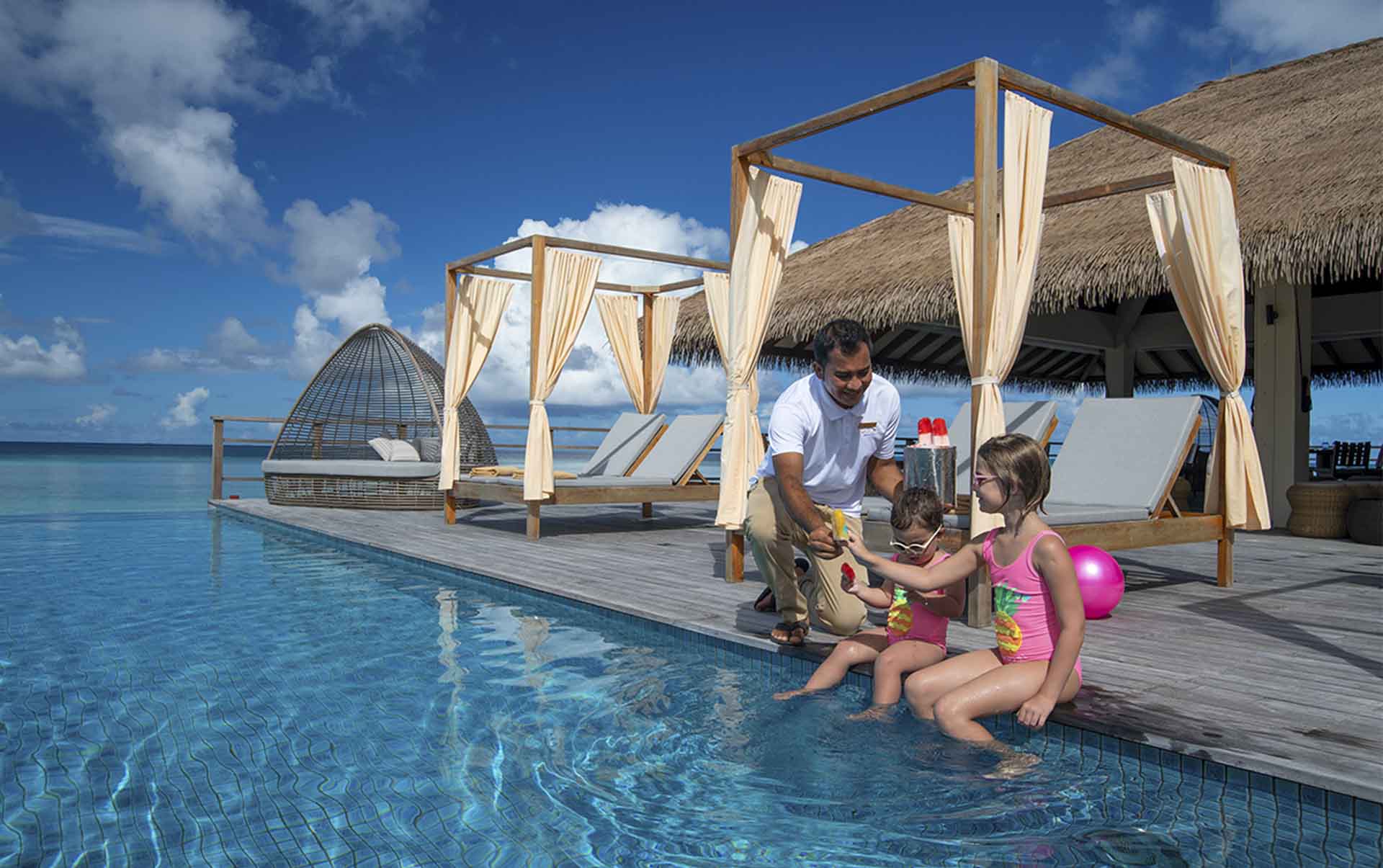 Rejser til Maldiverne, The Residence Maldives at Dhigurah, Is ved infinity poolen 