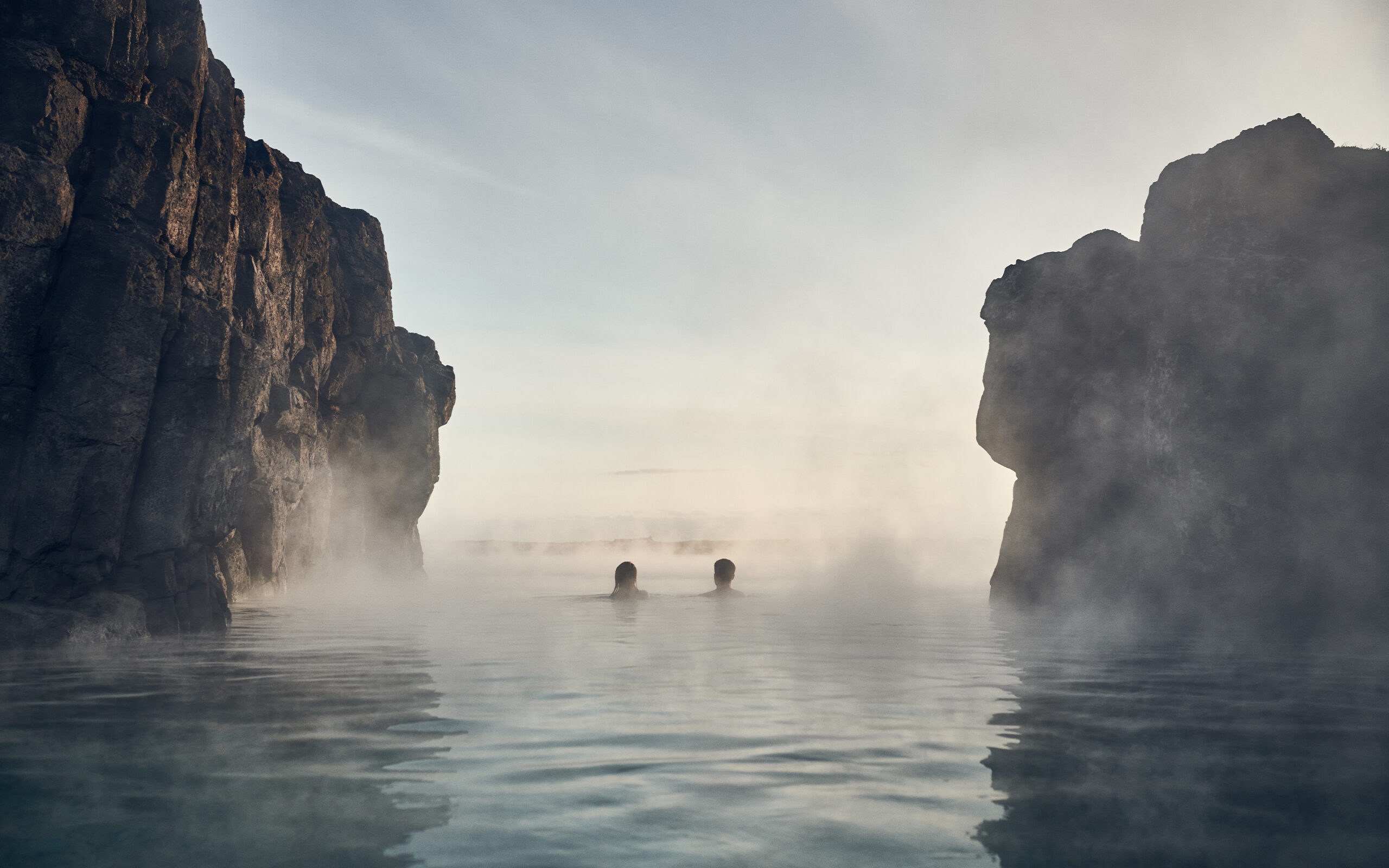 Island, Sky Lagoon, Geotermisk pool og venner der nyder det varme vand