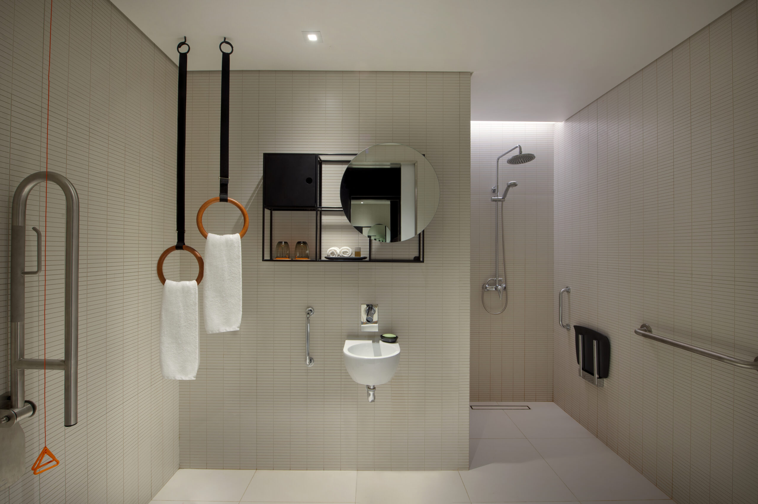 Dubai Canopy By Hilton Dubai Al Seef, King Accessible Room Bathroom, Handikap Venligt