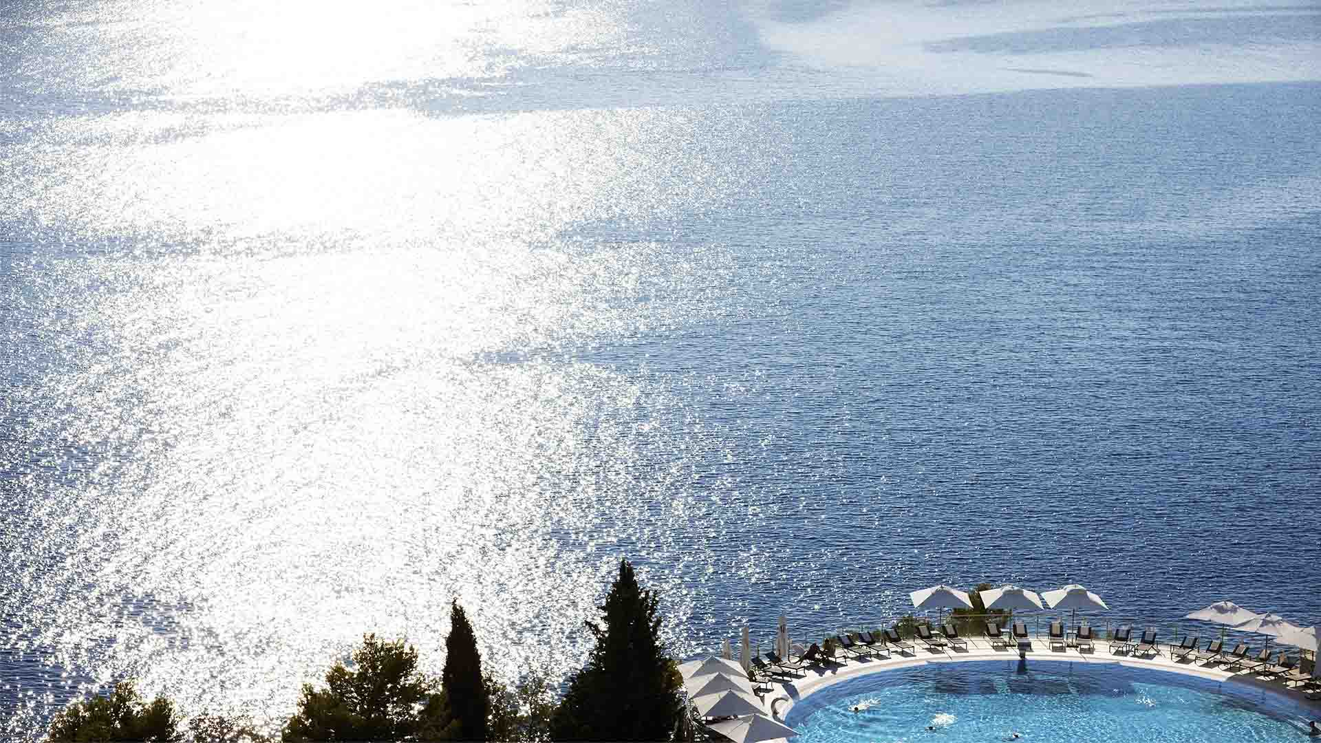 Sungardens Pool med udsigt
