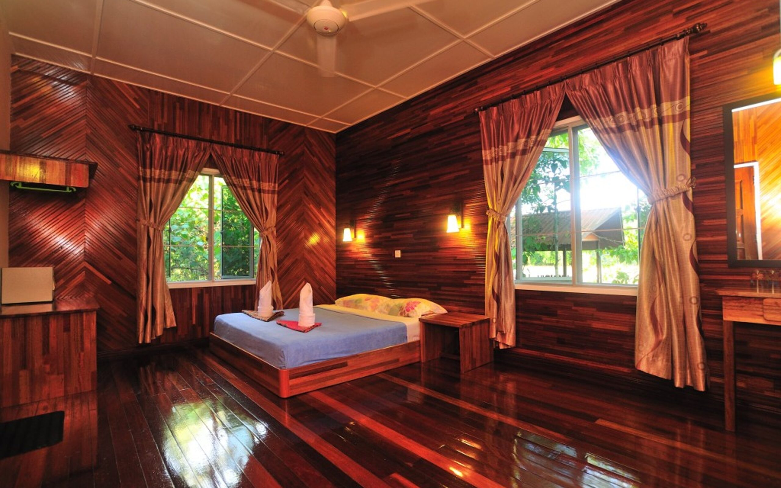 Malaysia, Borneo, Kinabatangan River Lodge, Honey Mooner Bed
