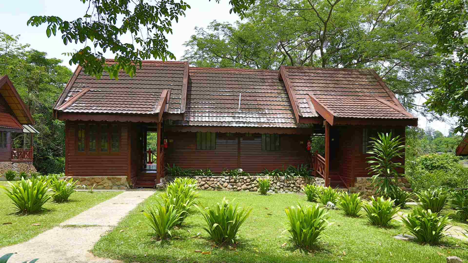 Malaysia taman negara mutiara chalet suite exterior01