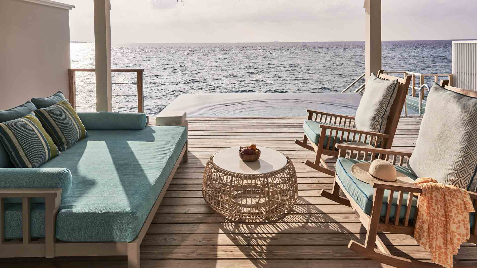Rejser til Maldiverne, Finolhu Baa Atoll, Terrasse og pool i Ocean pool villa