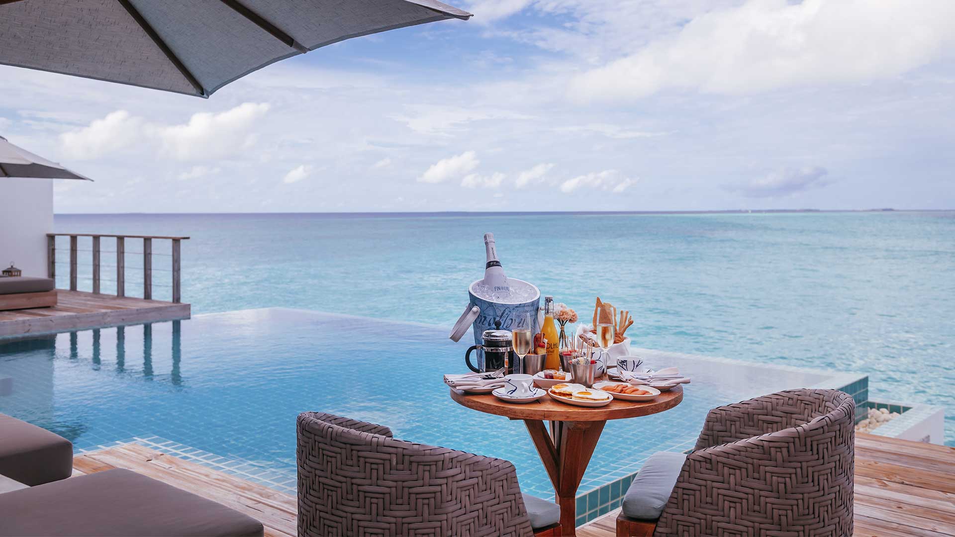 Rejser til Maldiverne, Finolhu Baa Atoll, Champagne og canapéer i Villa Rockstar