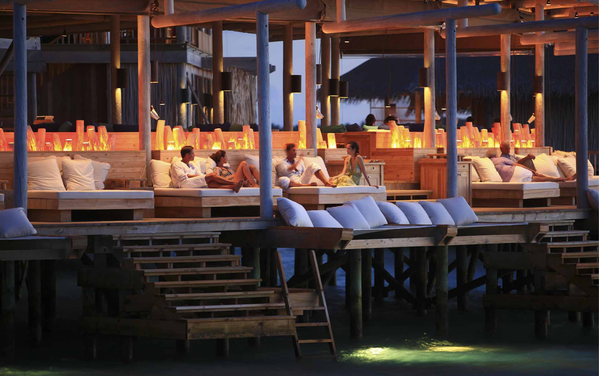 Rejser til Maldiverne, Six Senses Laamu, Chill Bar om aftenen
