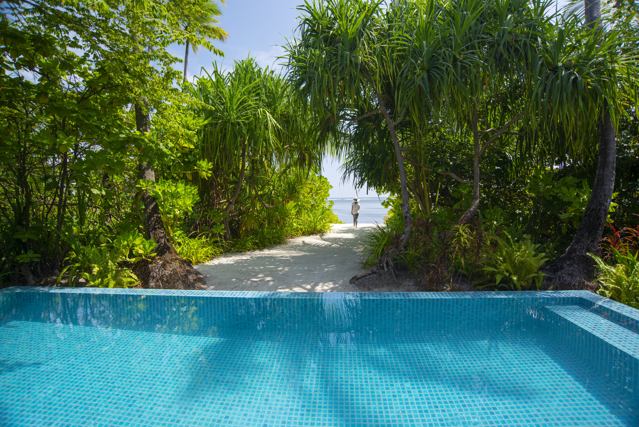 Rejser til Maldiverne, The Residence Maldives at Dhigurah, Udsigt til stranden fra deluxe beach pool villa