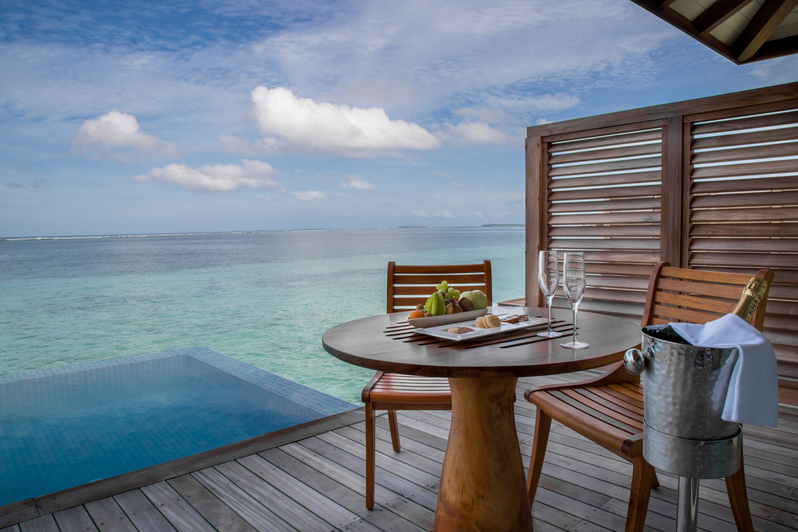 Rejser til Maldiverne, The Residence Maldives at Dhigurah, Champagne p&aring; terrassen i water pool villa