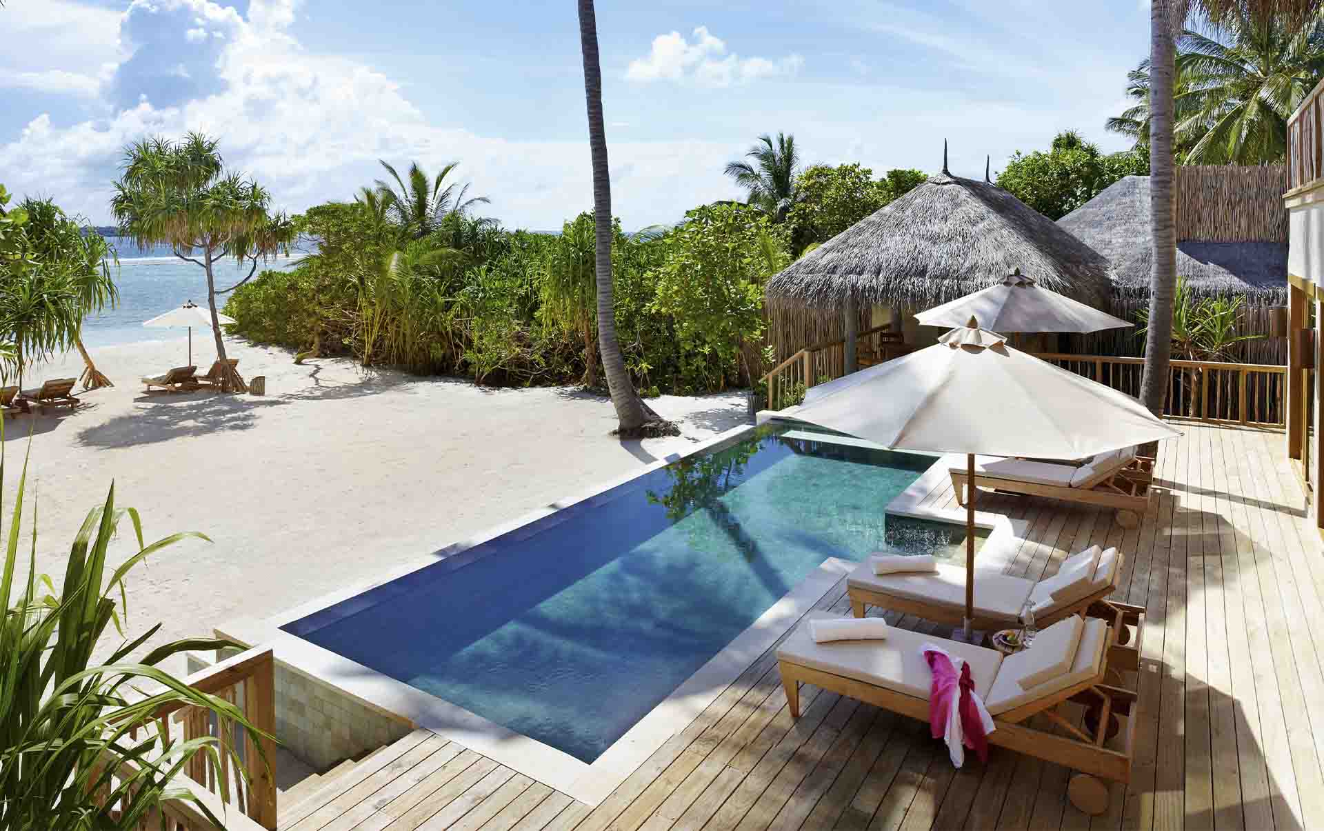Rejser til Maldiverne, Six Senses Laamu, Terrasse og pool i two bedroom beach villa with pool