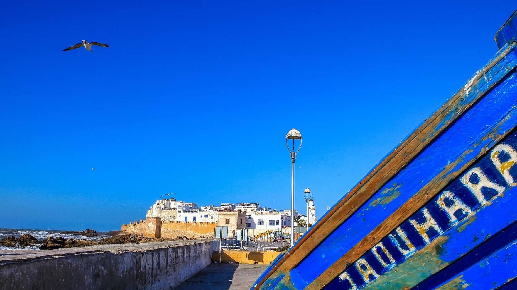 Marokko-essaouira-blue-boat-and-kasbah