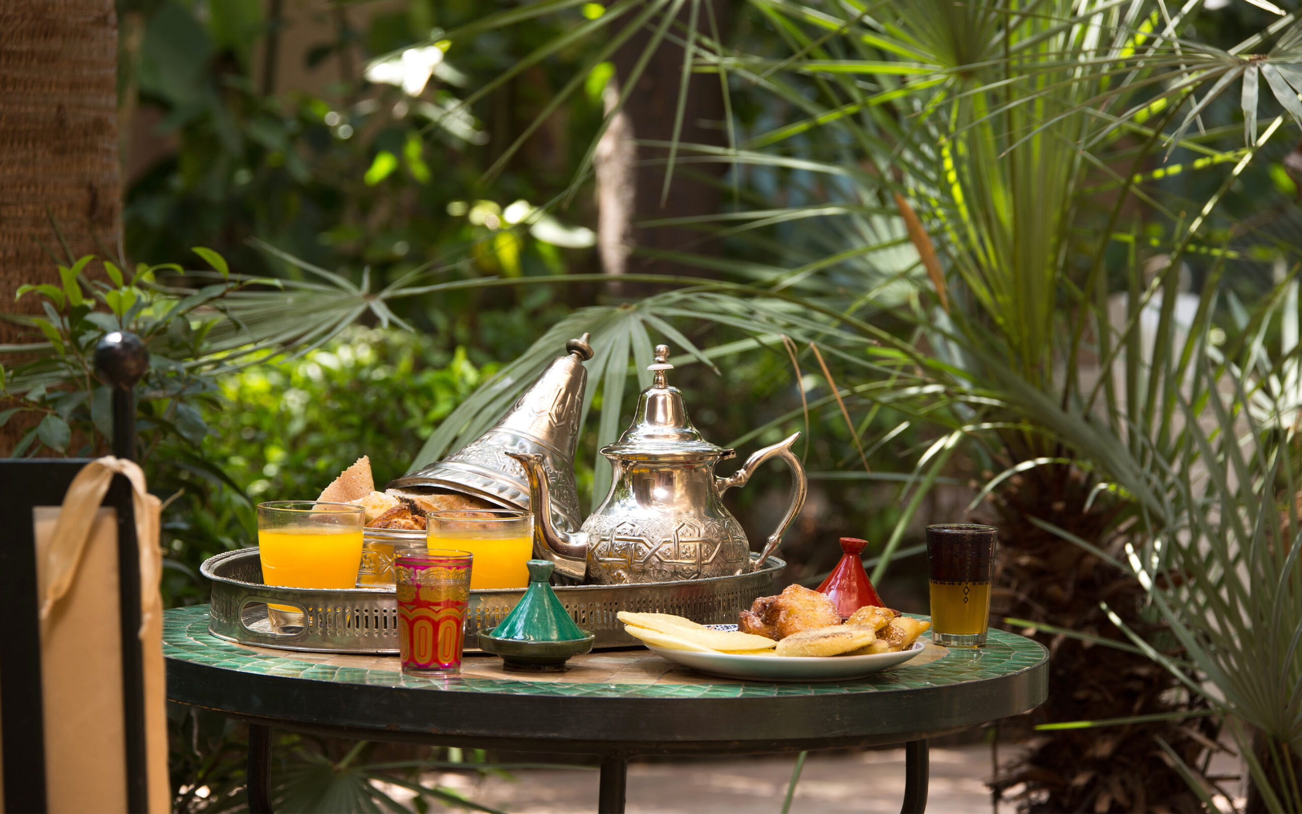 Marokko Marrakech Les Jardin Dela Medina Chambre Vue Jardin Terrace, g&aring;rdhave, bord med te, juice og snacks