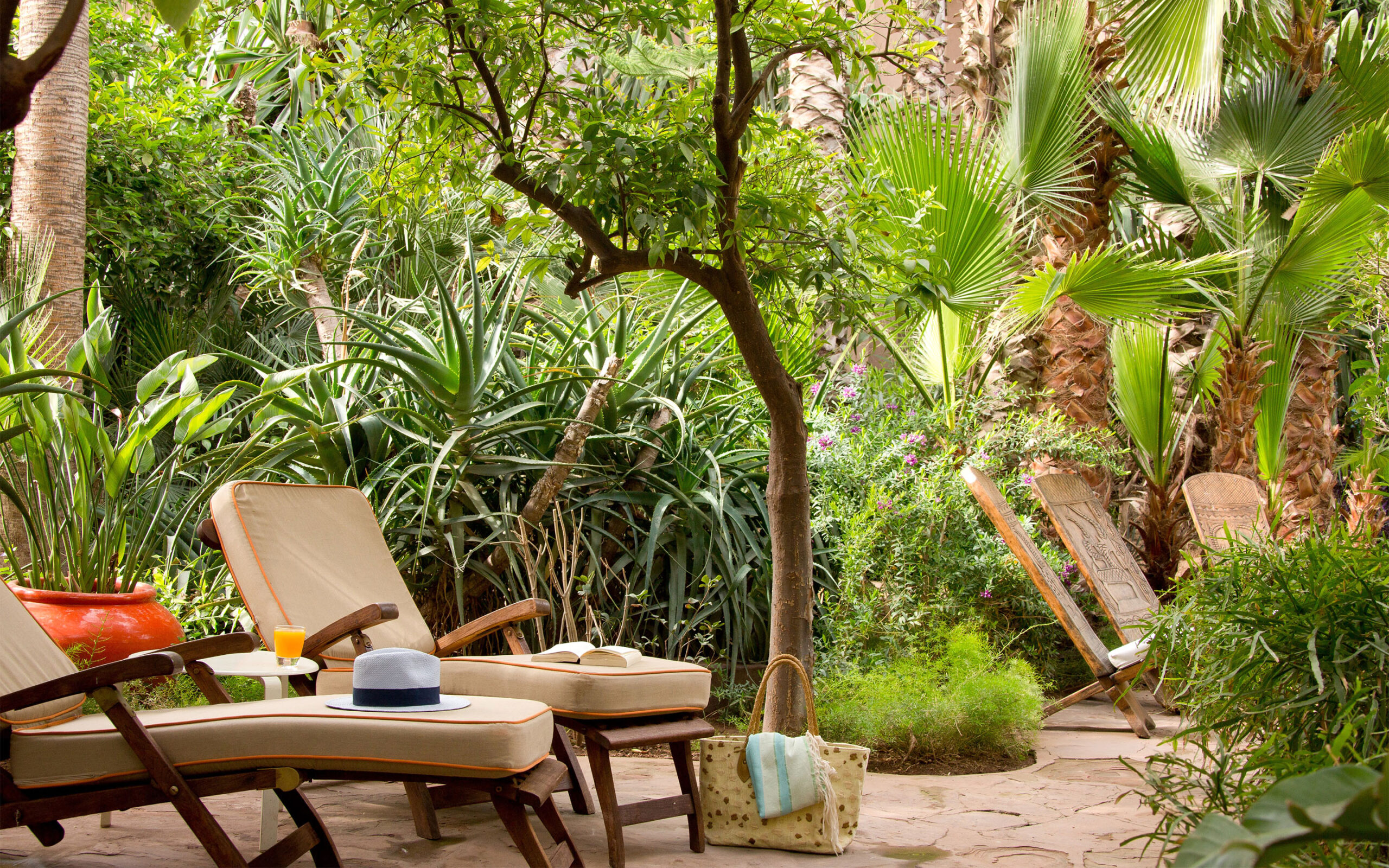 Marokko Marrakech Les Jardin Dela Medina Garden, g&aring;rdhave med liggestole 
