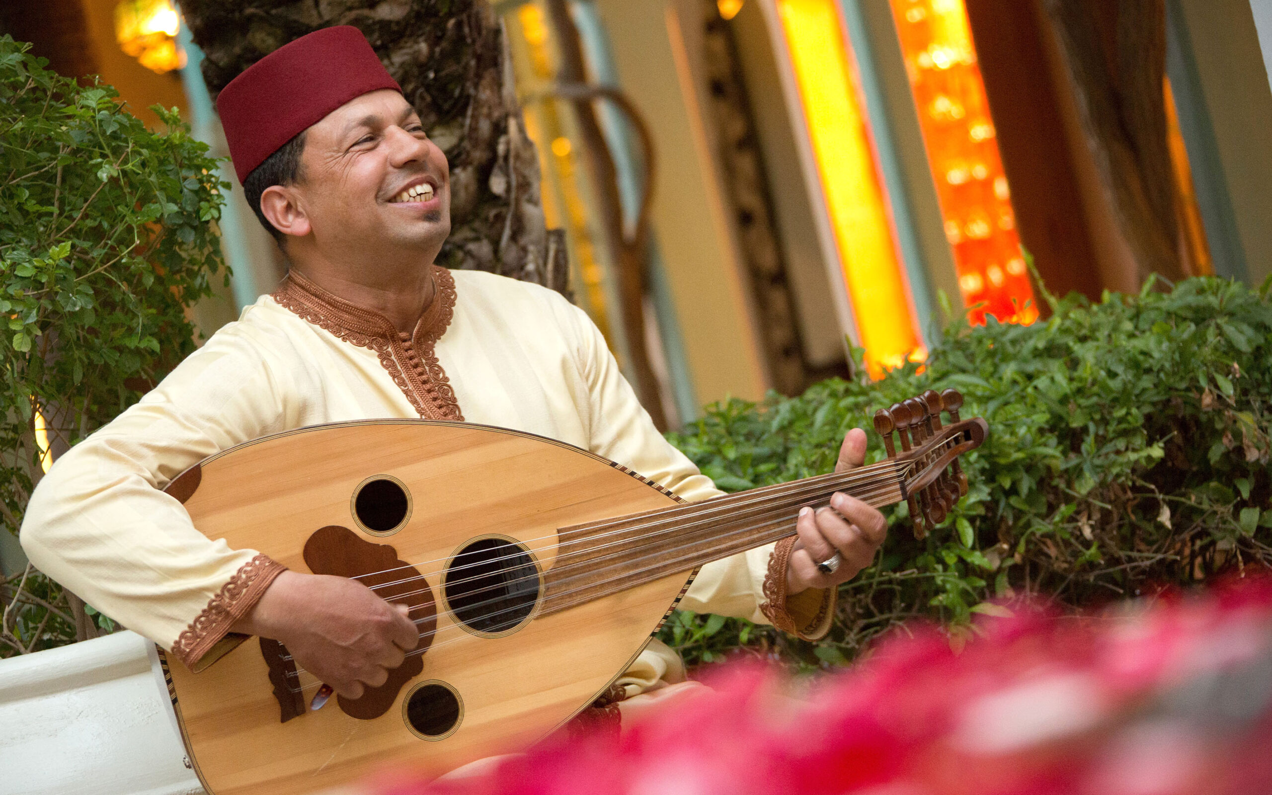 Marokko Marrakech Les Jardin Dela Medina Musik, mand spiller p&aring; oud