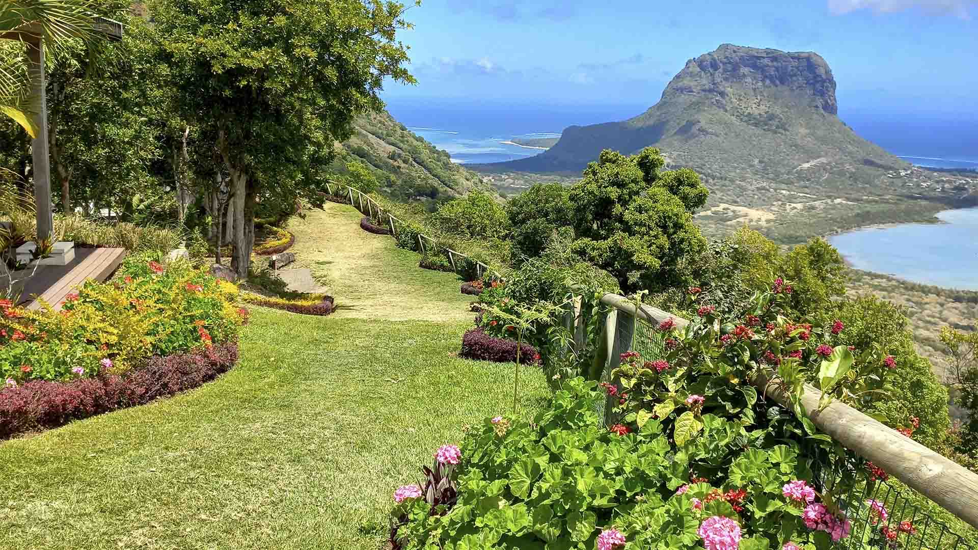 Rejser til Mauritius, Chalets Chamarel, Haven med udsigt til Le Morne halvøen