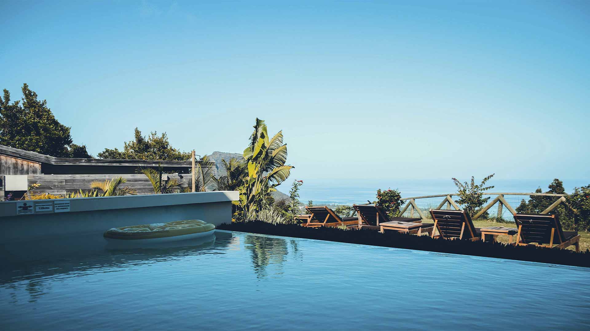 Rejser til Mauritius, Chalets Chamarel, Swimmingpool med udsigt