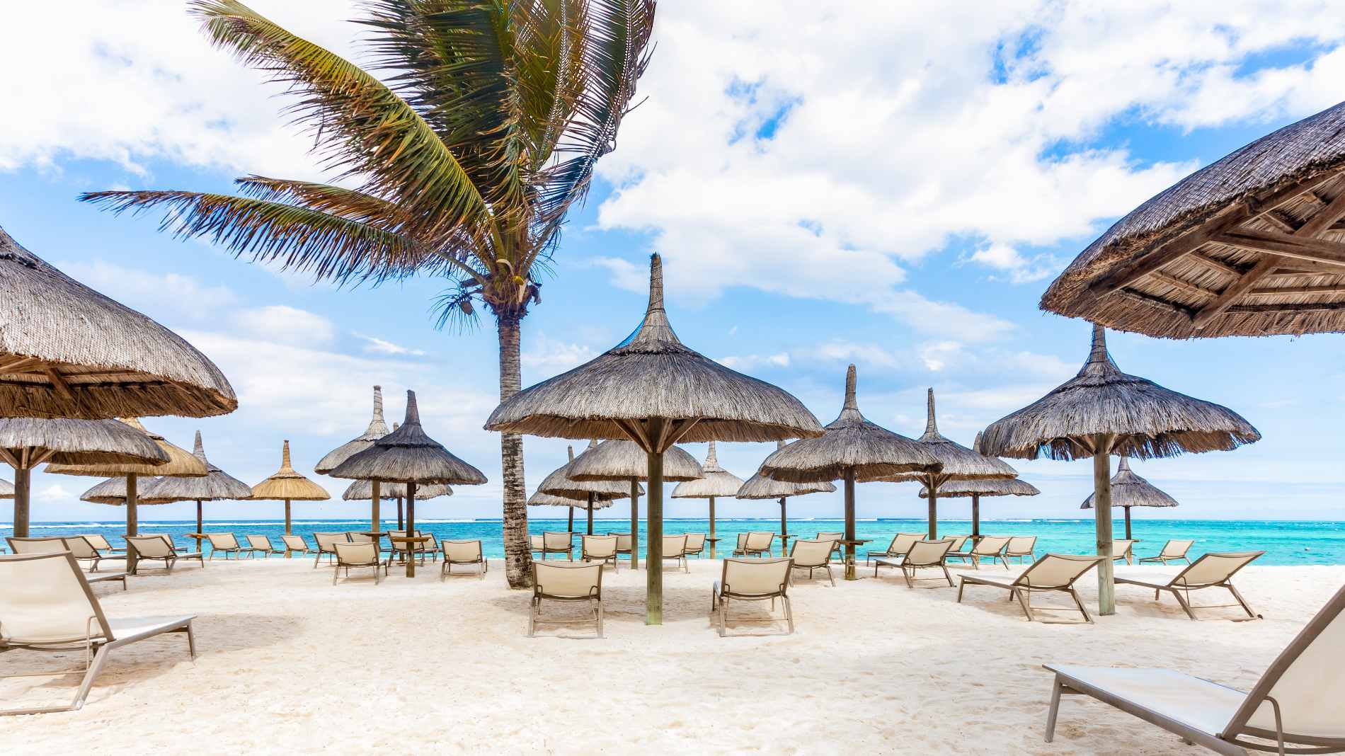 Rejser til Mauritius, Friday Attitude, Solstole på stranden ved Friday Attitude