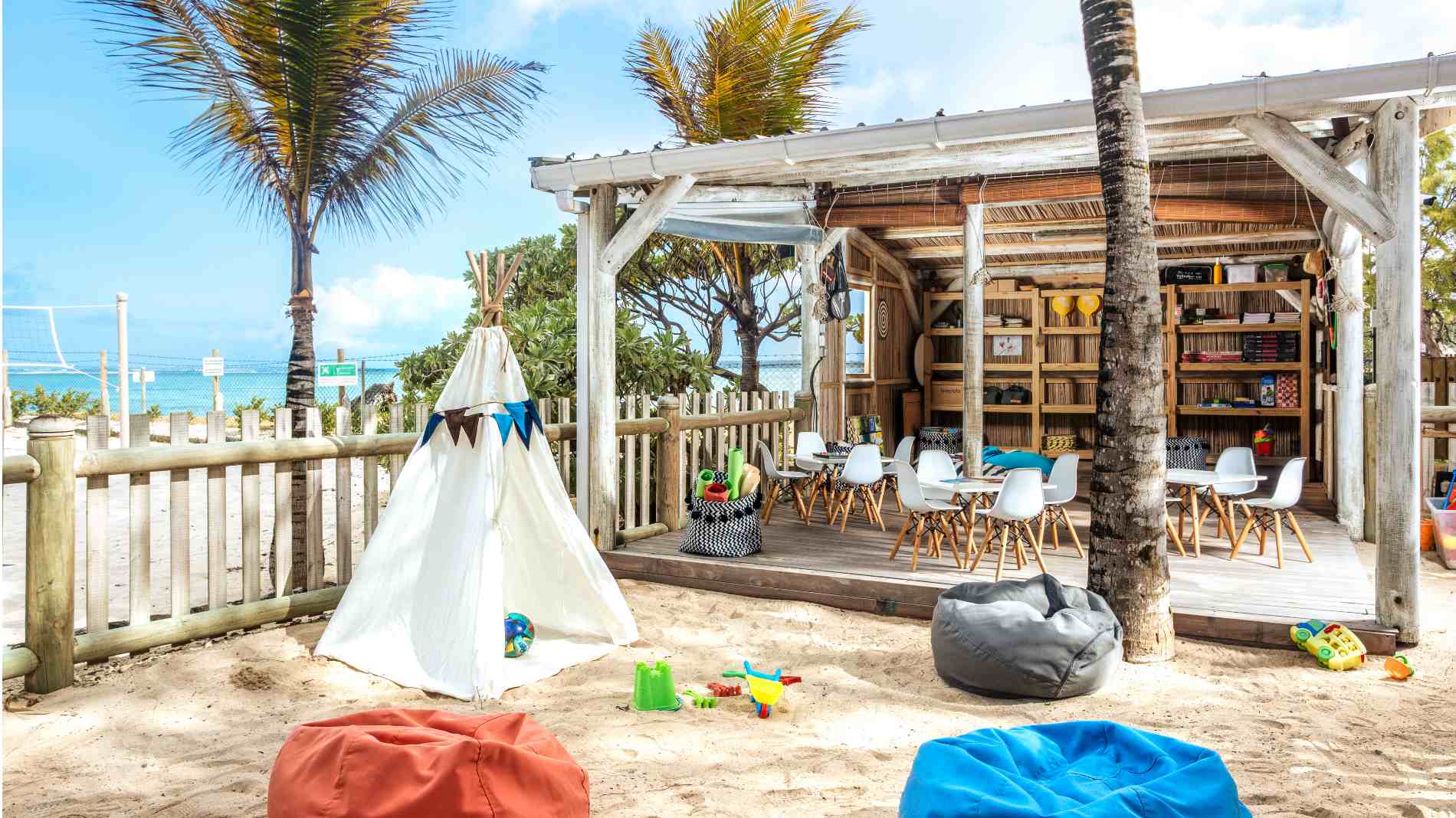 Rejser til Mauritius, Friday Attitude, Børneklub ved stranden