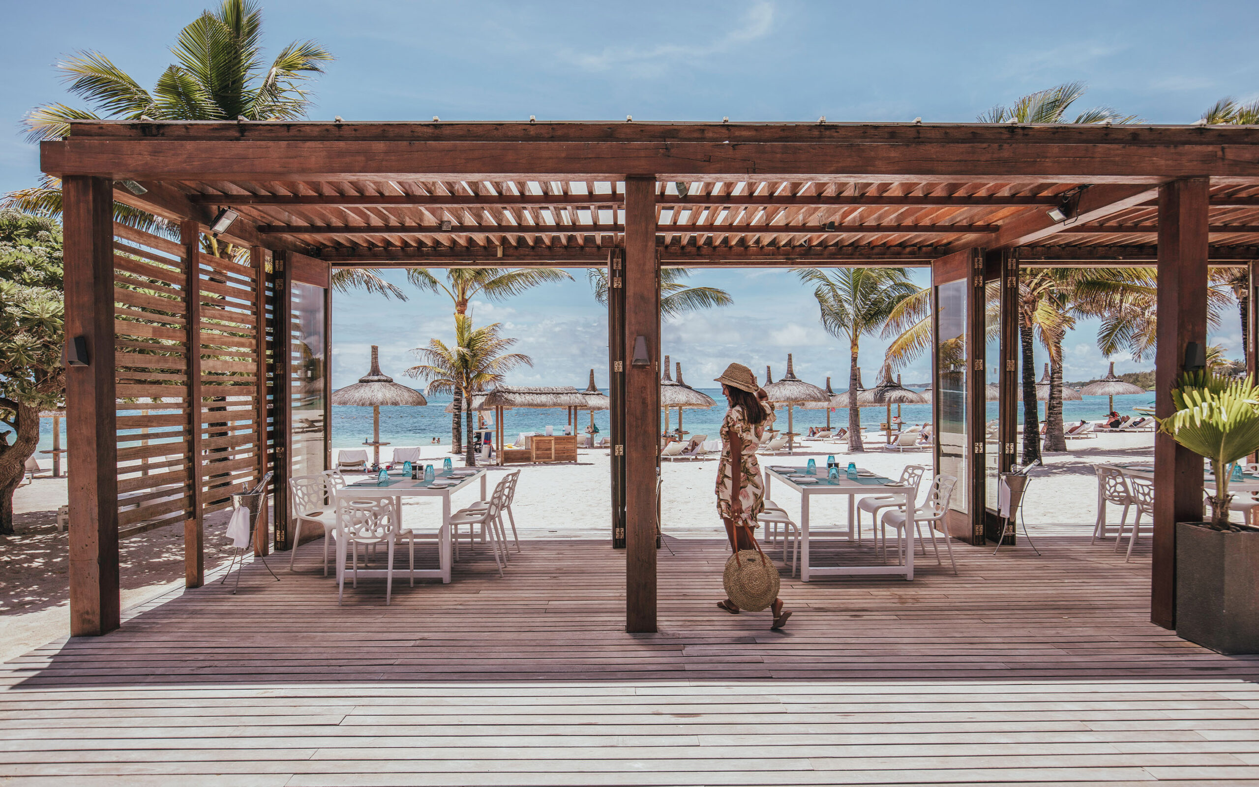 kvinde står i strandrestauranten på mauritius