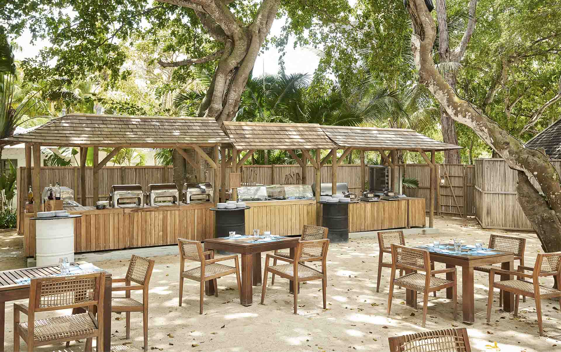 Rejser til Mauritius, The Ravenala Attitude, Spis med f&oslash;dderne i sandet p&aring; restaurant Beach BBQ