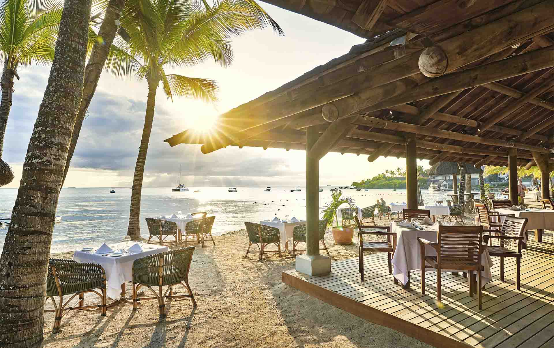 Rejser til Mauritius, The Ravenala Attitude, Aftenlys over O Beach Bar