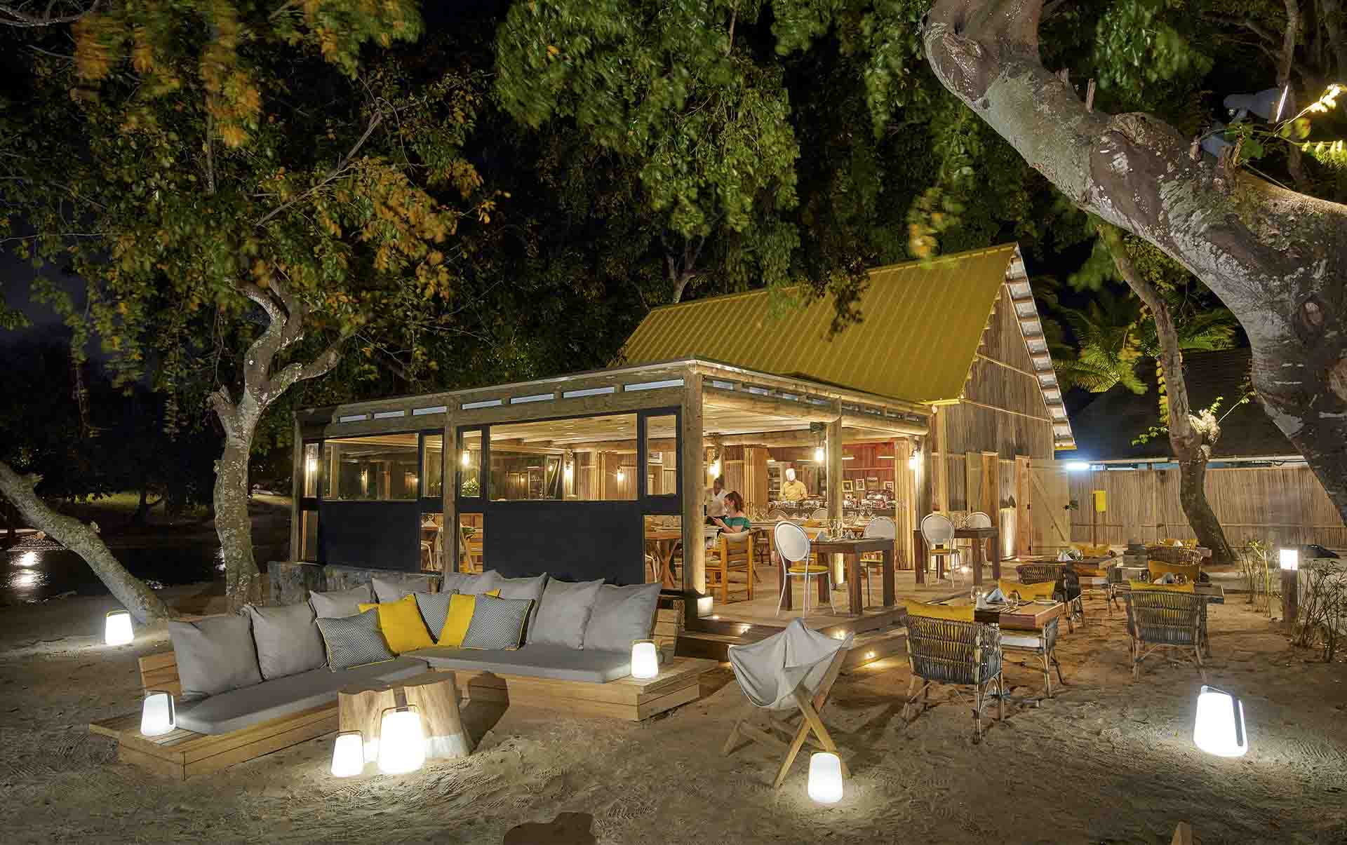 Rejser til Mauritius, The Ravenala Attitude, Aftenstemning p&aring; restauranten Kot Nou