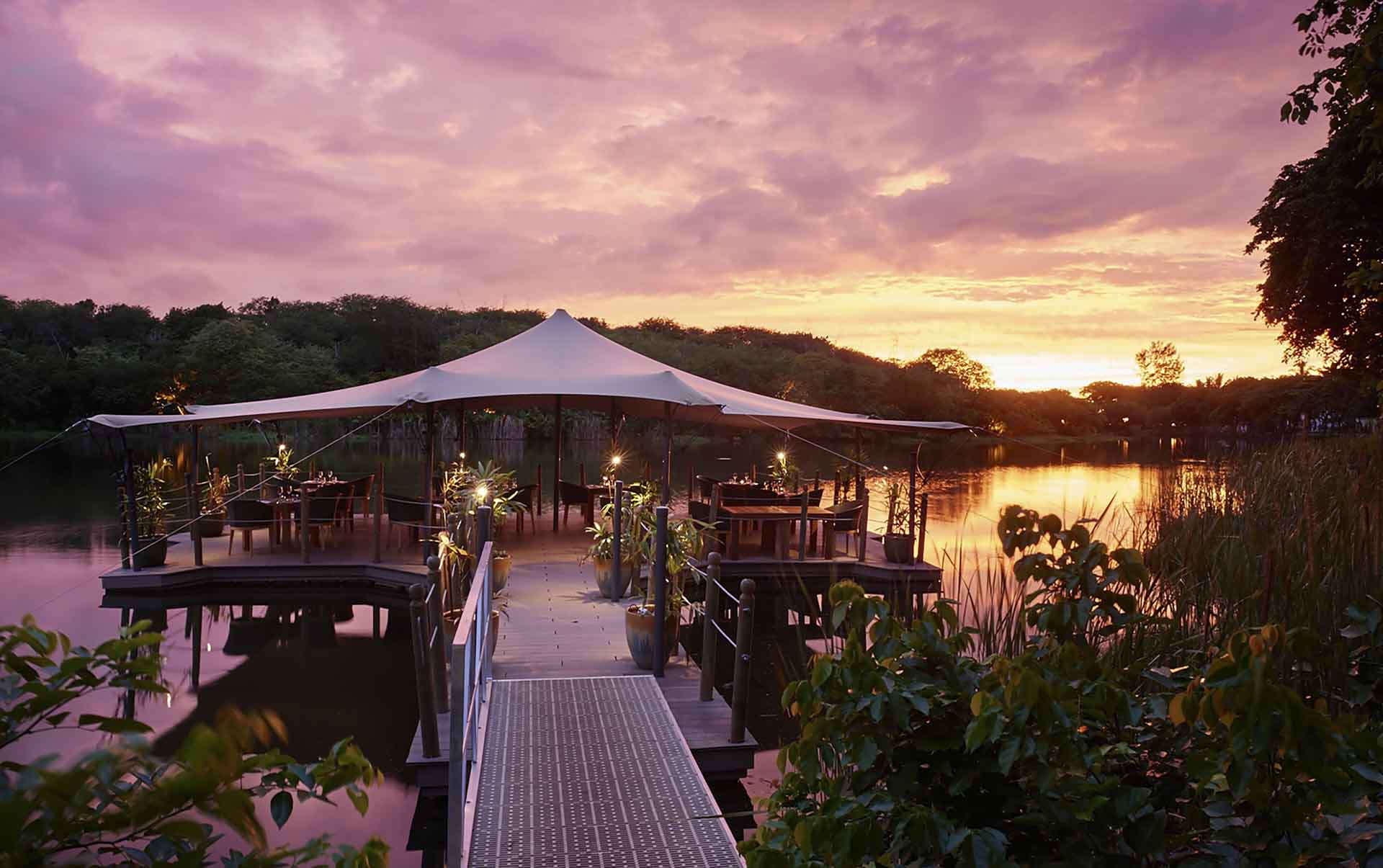 Rejser til Mauritius, The Ravenala Attitude, Riviera - den flydende restaurant p&aring; Ravenala Attitude