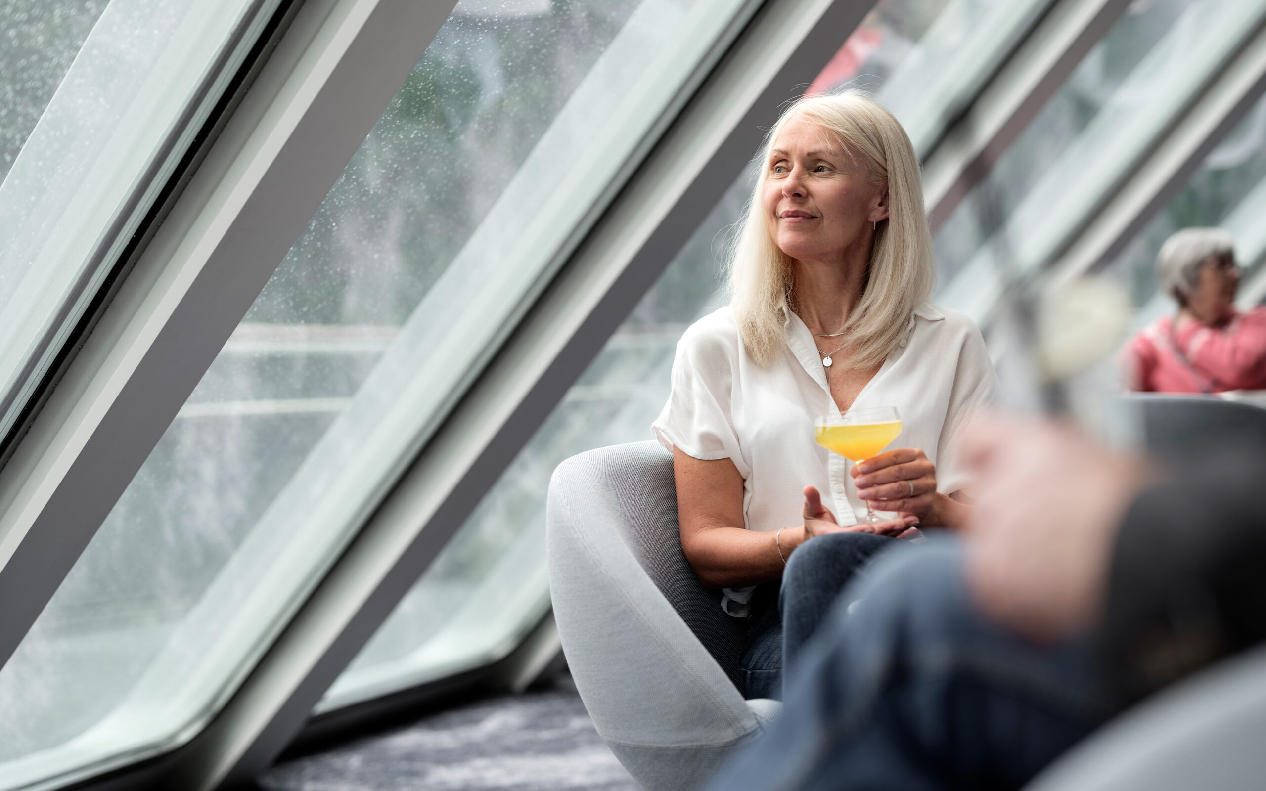 Norge Havila Kystruten Havblik Lounge Dame Med Drink