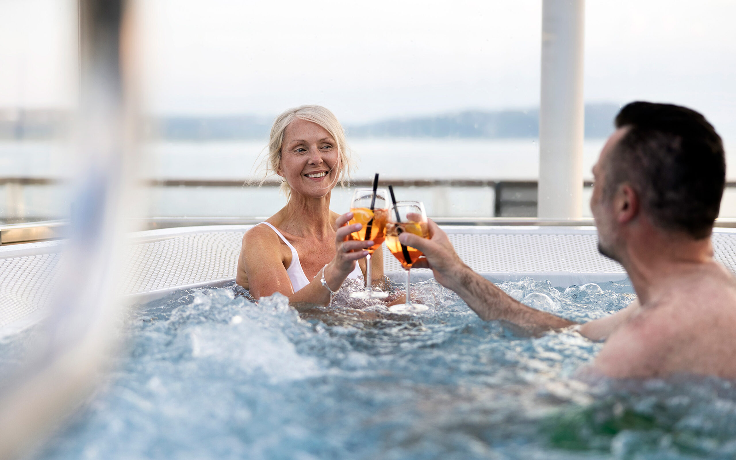 Norge Havila Kystruten Jacuzzi Couple