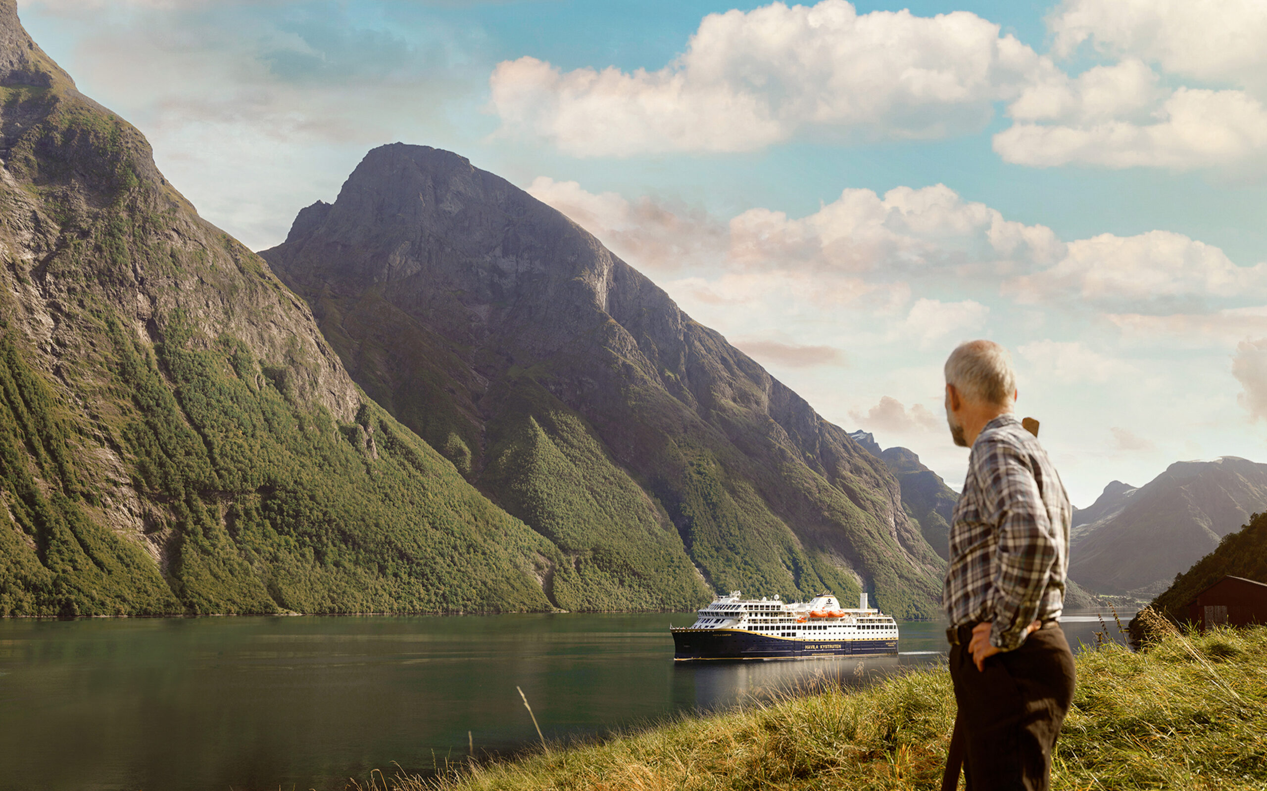 Norge Havila Kystruten Man Looking At Ship