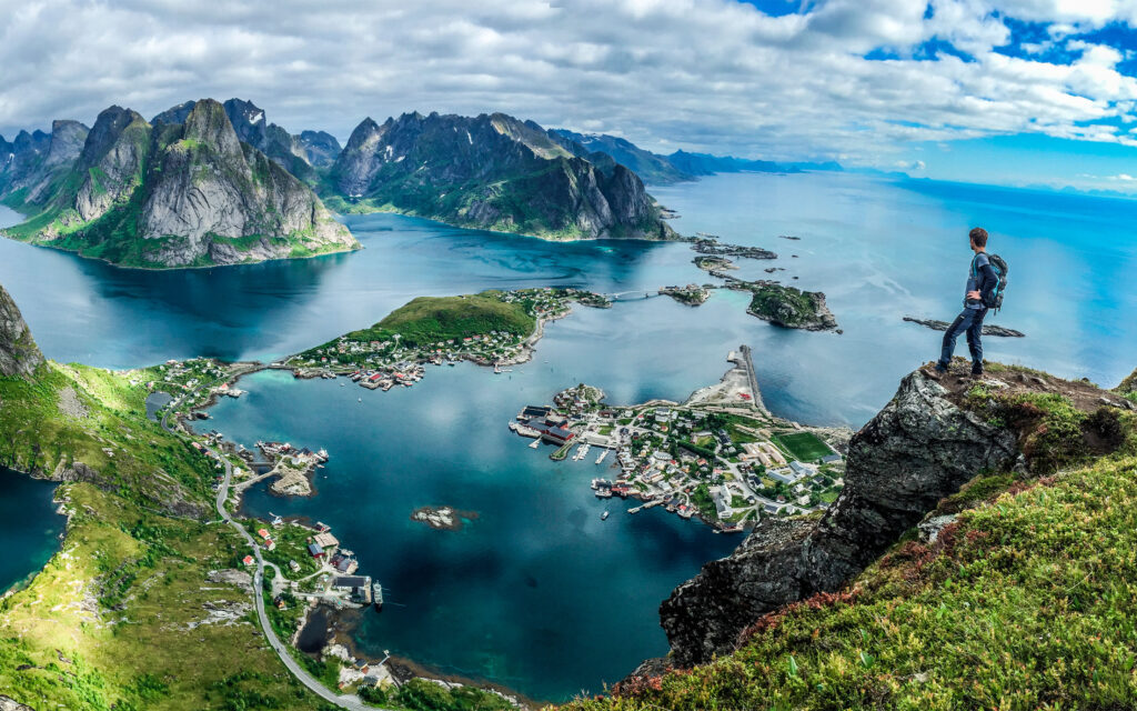 Norge Lofoten Mand Står På Toppen Af Fjeldet