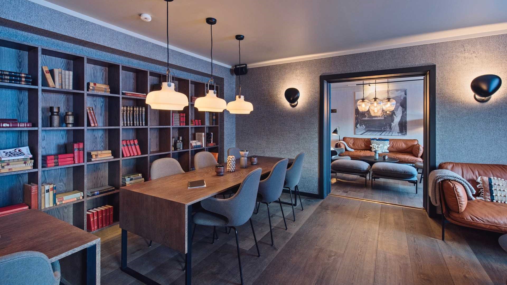 Bibliotek og lounge på Funken Lodge