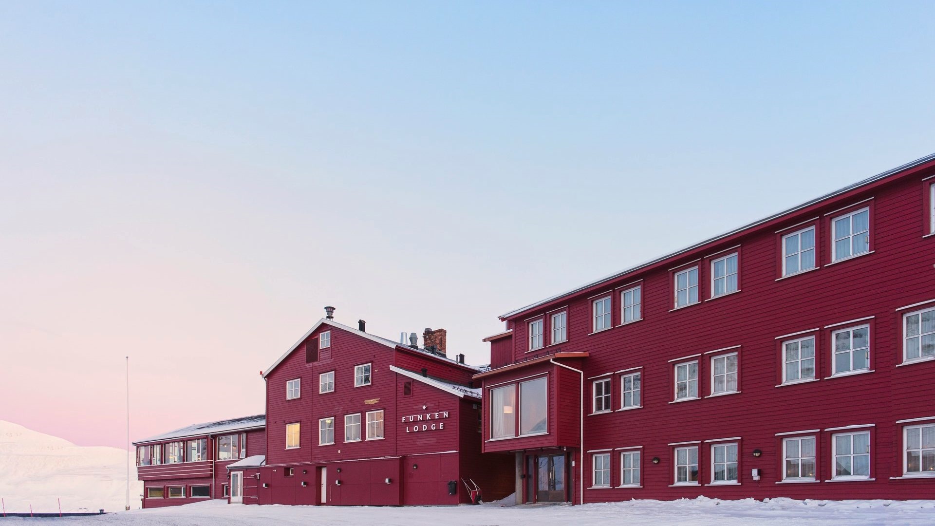 Funken Lodge i dagslys med sne og klar himmel