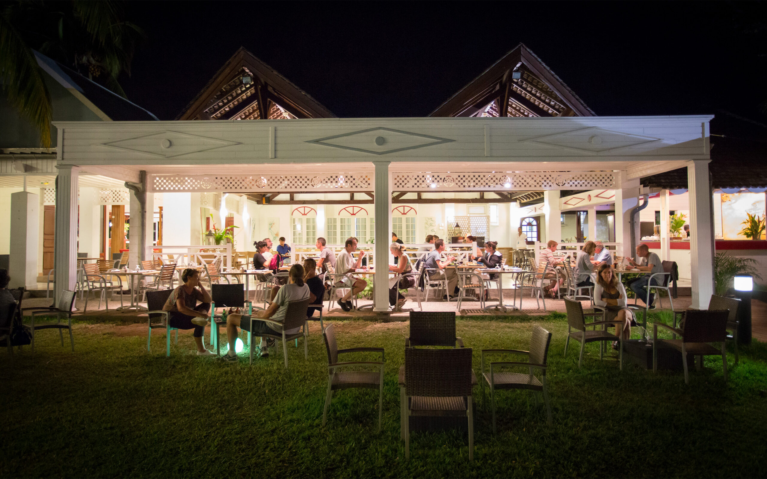 Reunion Alamanda Restaurant Aftenstemning