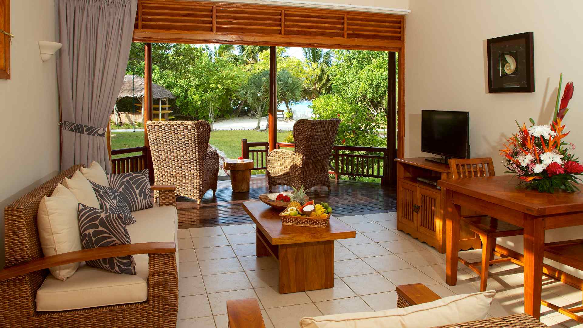 Stue og terrasse i villa