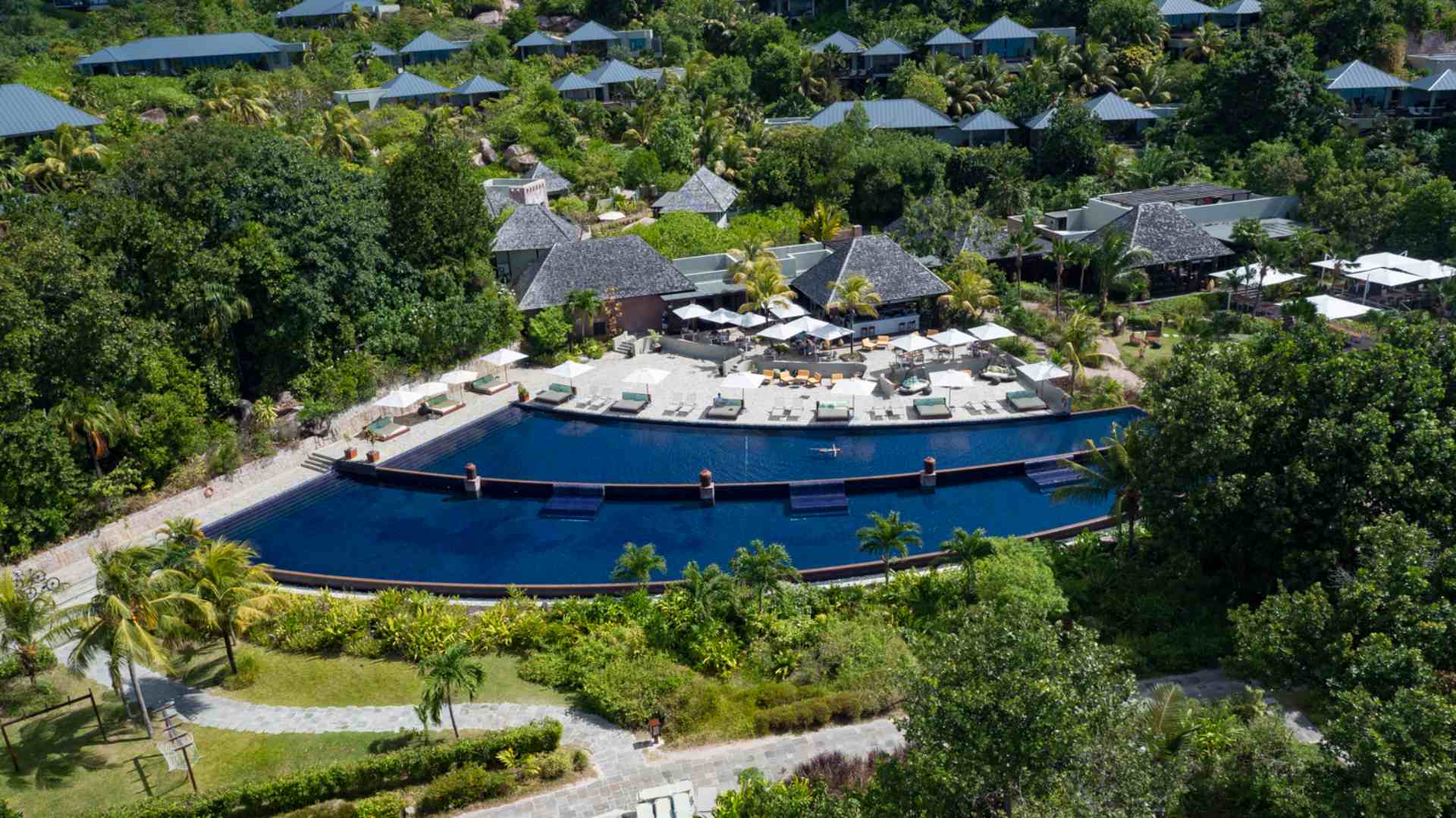 Poolområde på Raffles Seychelles